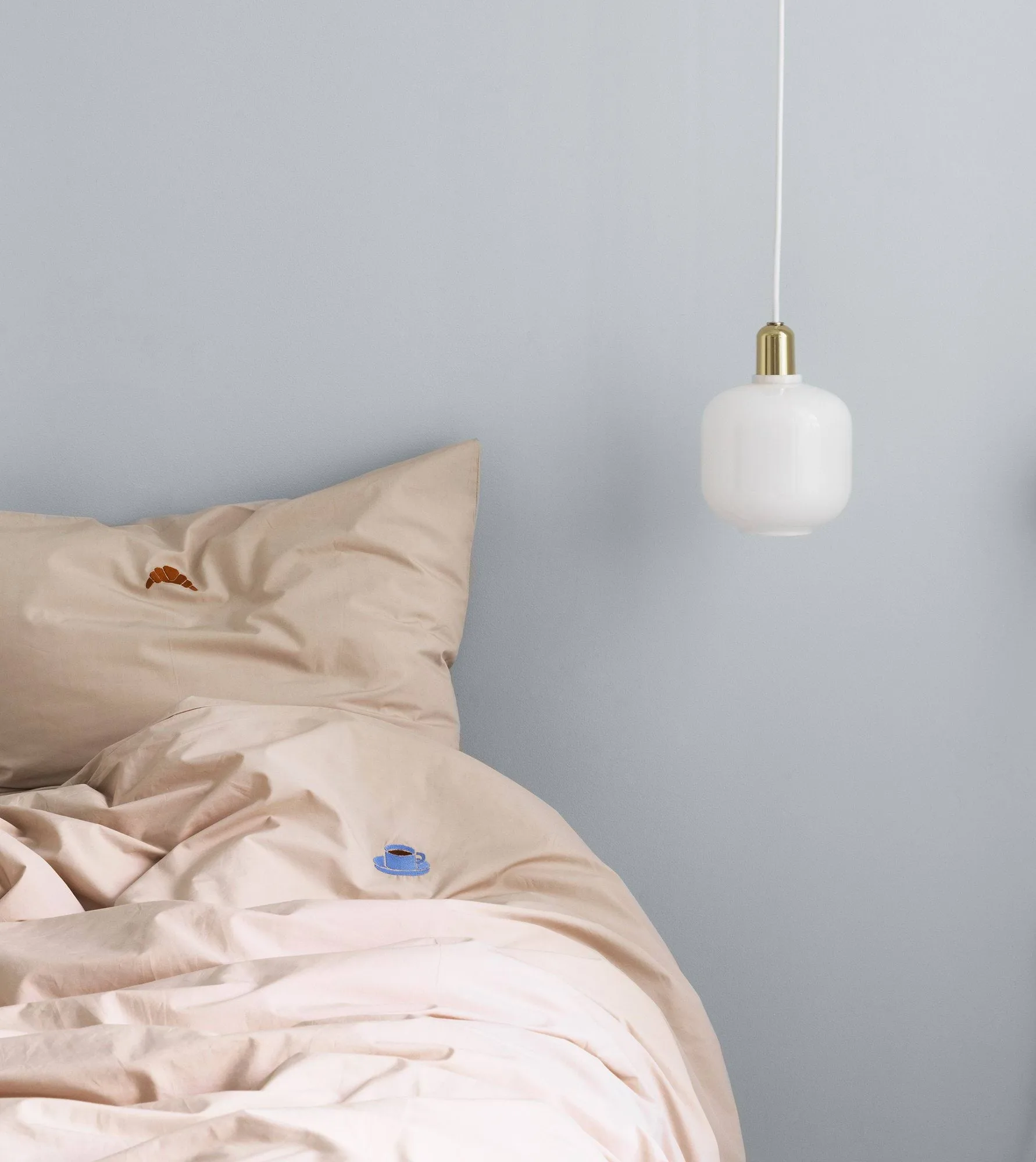 Lampada Amp piccola, bianco - ottone Normann Copenhagen