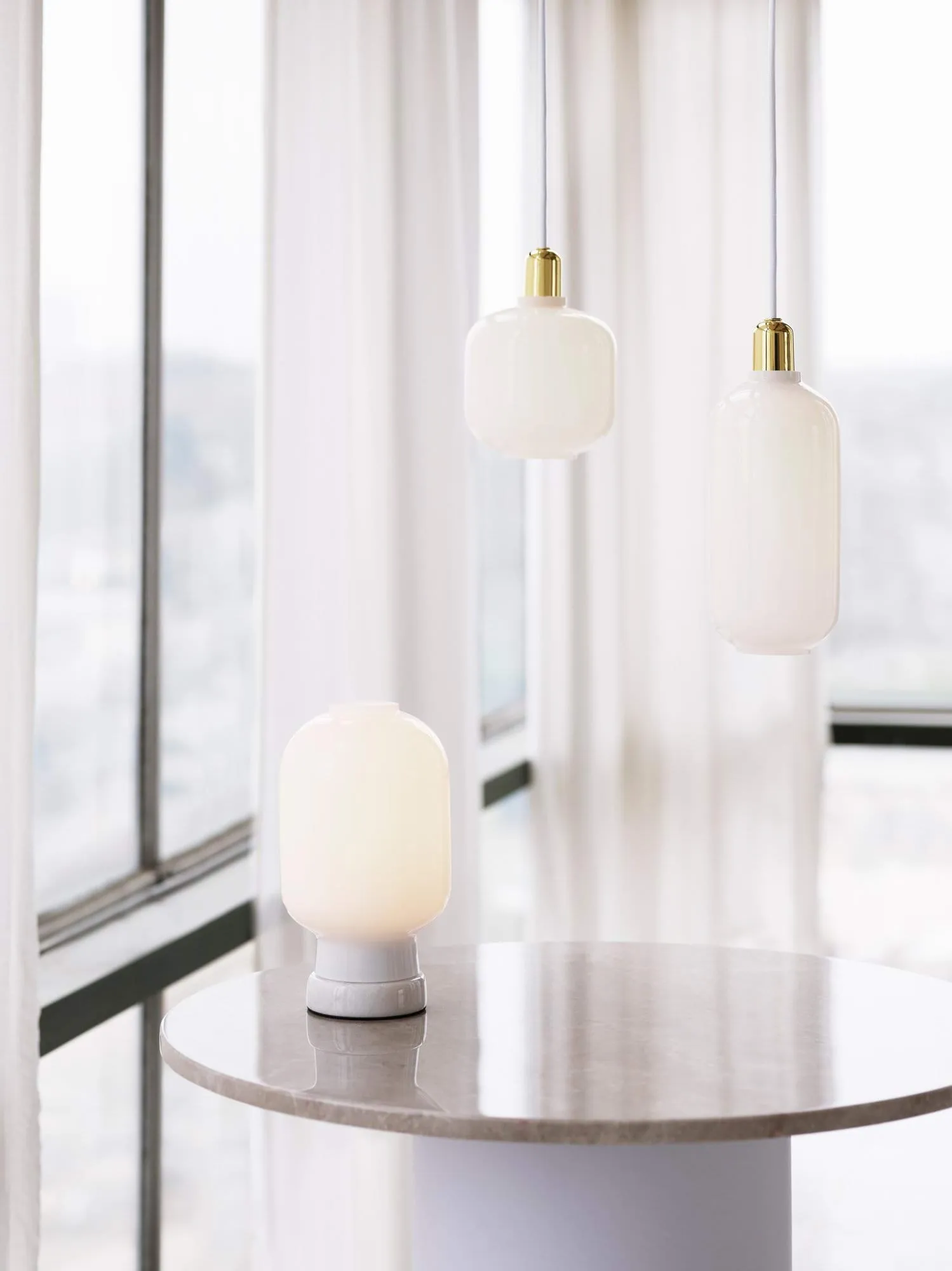 Lampada Amp piccola, bianco - ottone Normann Copenhagen