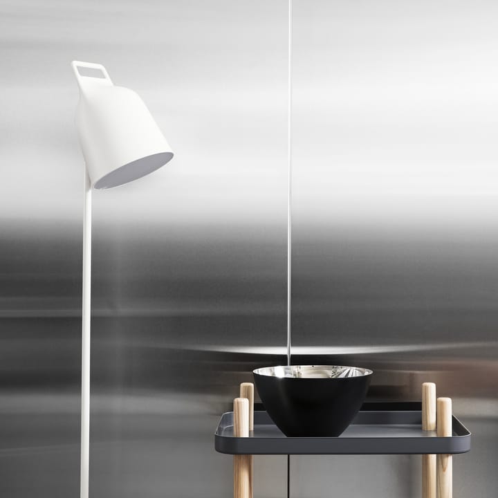 Lampada da pavimento Stage, Bianco, acciaio verniciato a polvere Normann Copenhagen
