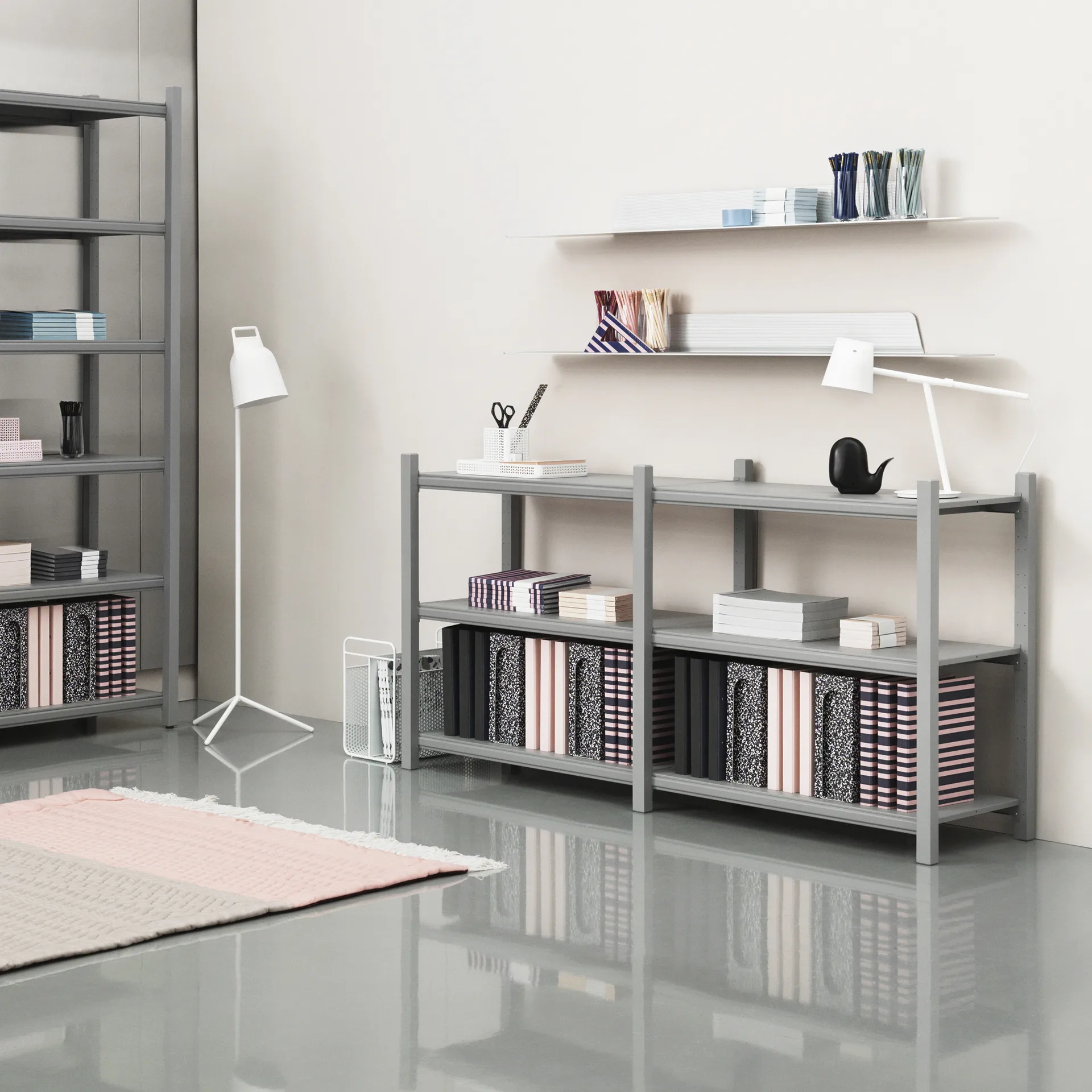 Lampada da pavimento Stage, Nero, acciaio verniciato a polvere Normann Copenhagen