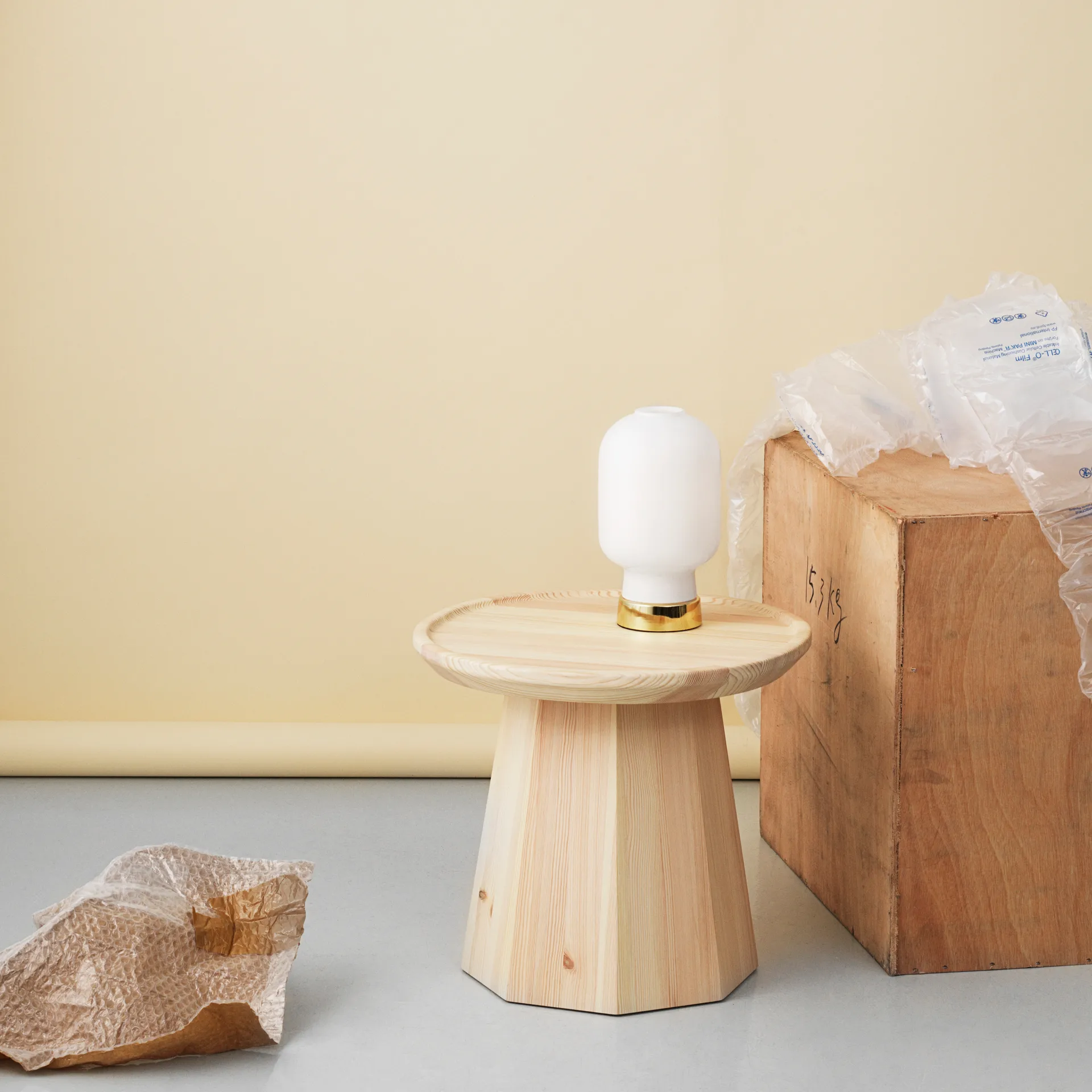 Lampada da tavolo Amp, bianco - ottone Normann Copenhagen