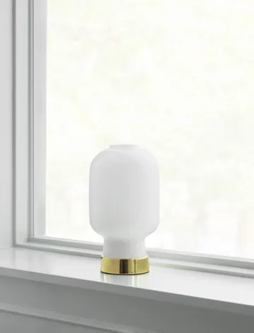 Lampada da tavolo Amp - bianco - ottone - Normann Copenhagen