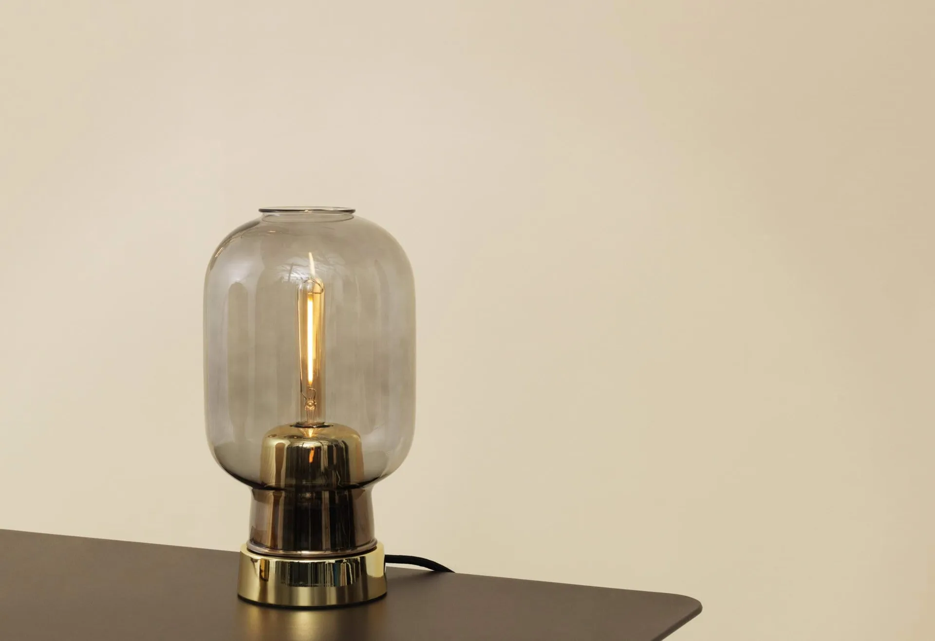 Lampada da tavolo Amp, grigio-ottone Normann Copenhagen