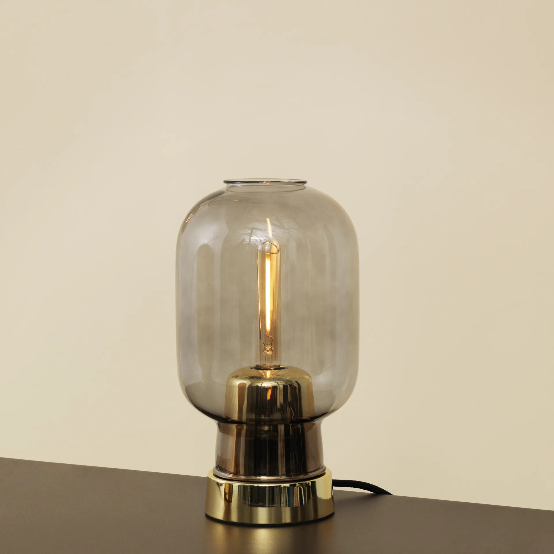 Lampada da tavolo Amp, grigio-ottone Normann Copenhagen