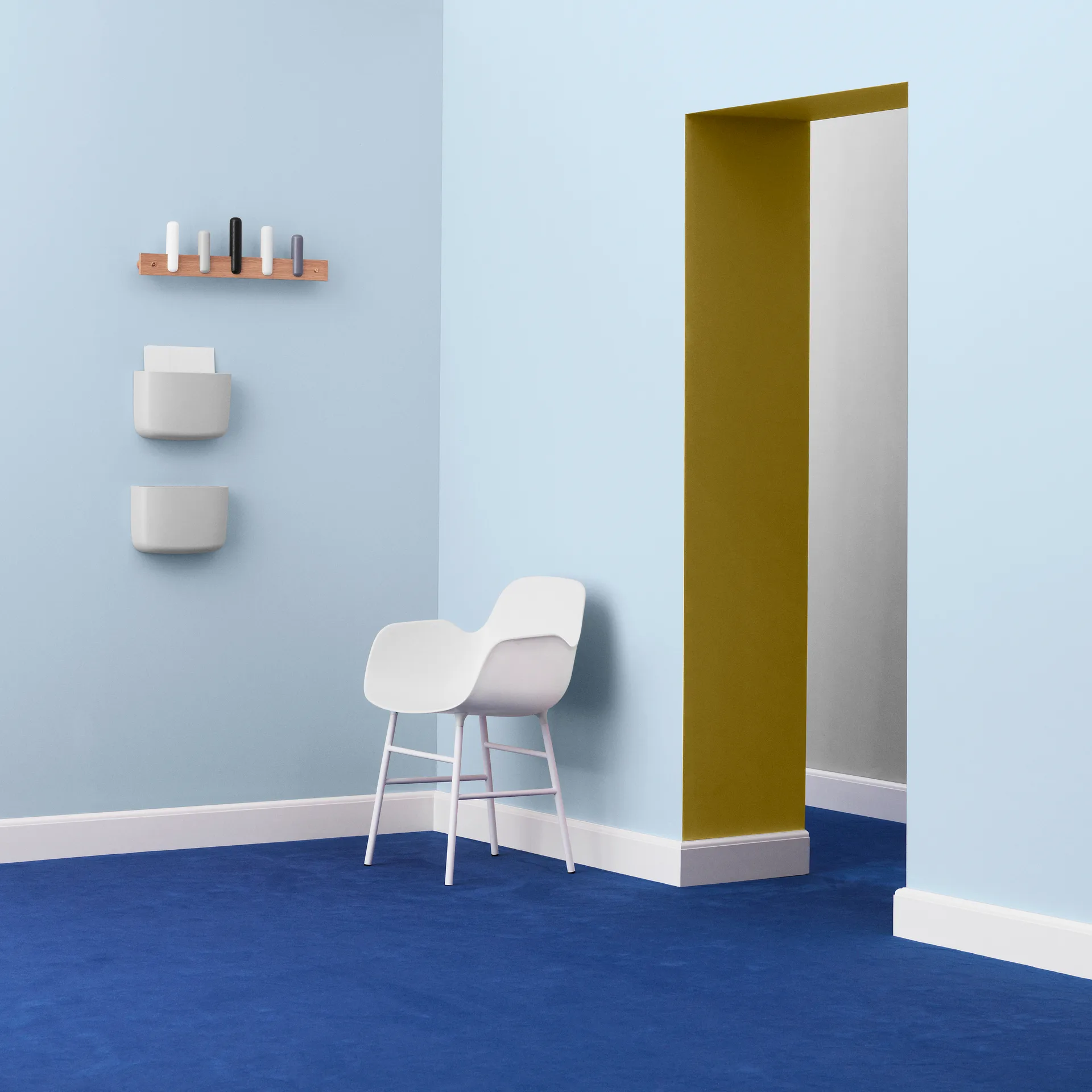 Poltrona Form con gambe in metallo, Bianco Normann Copenhagen