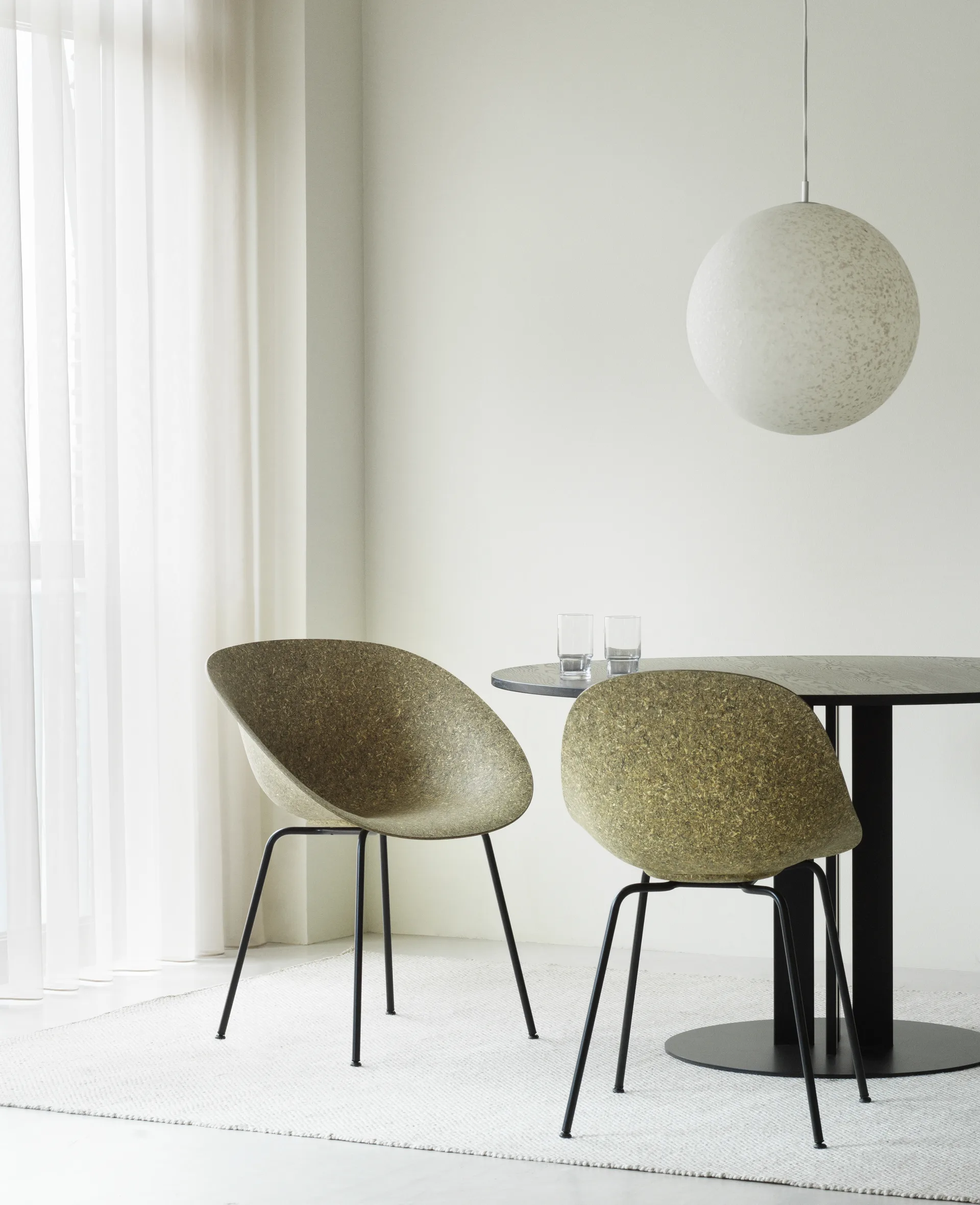 Poltrona Mat con braccioli, Seaweed-black steel Normann Copenhagen