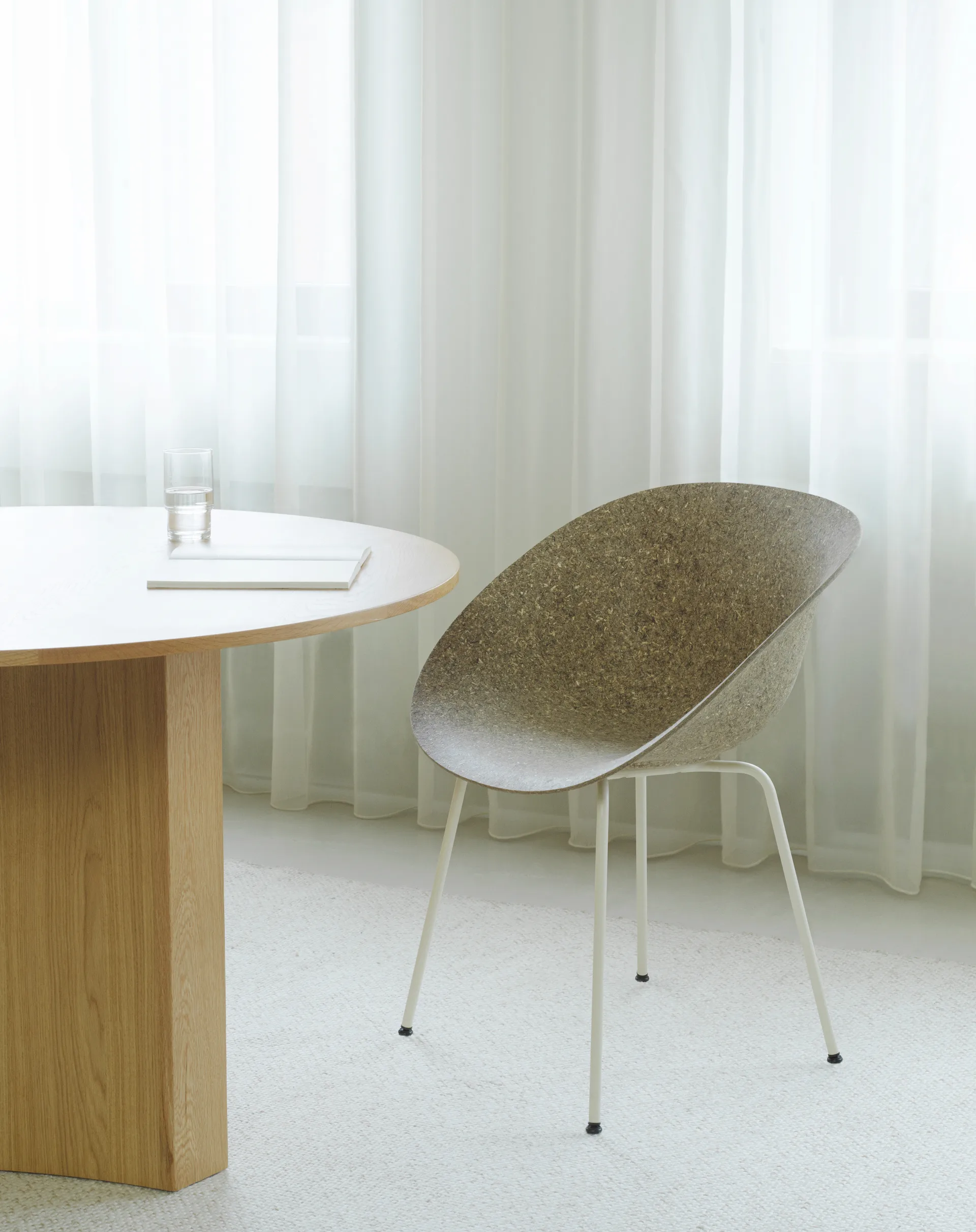 Poltrona Mat con braccioli, Seaweed-cream steel Normann Copenhagen