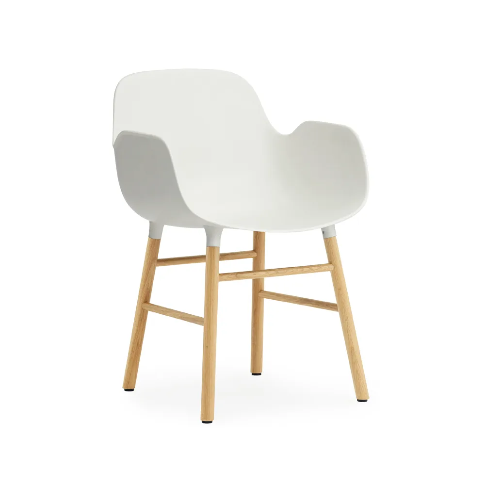 Sedia con braccioli Form, bianco, gambe in rovere Normann Copenhagen
