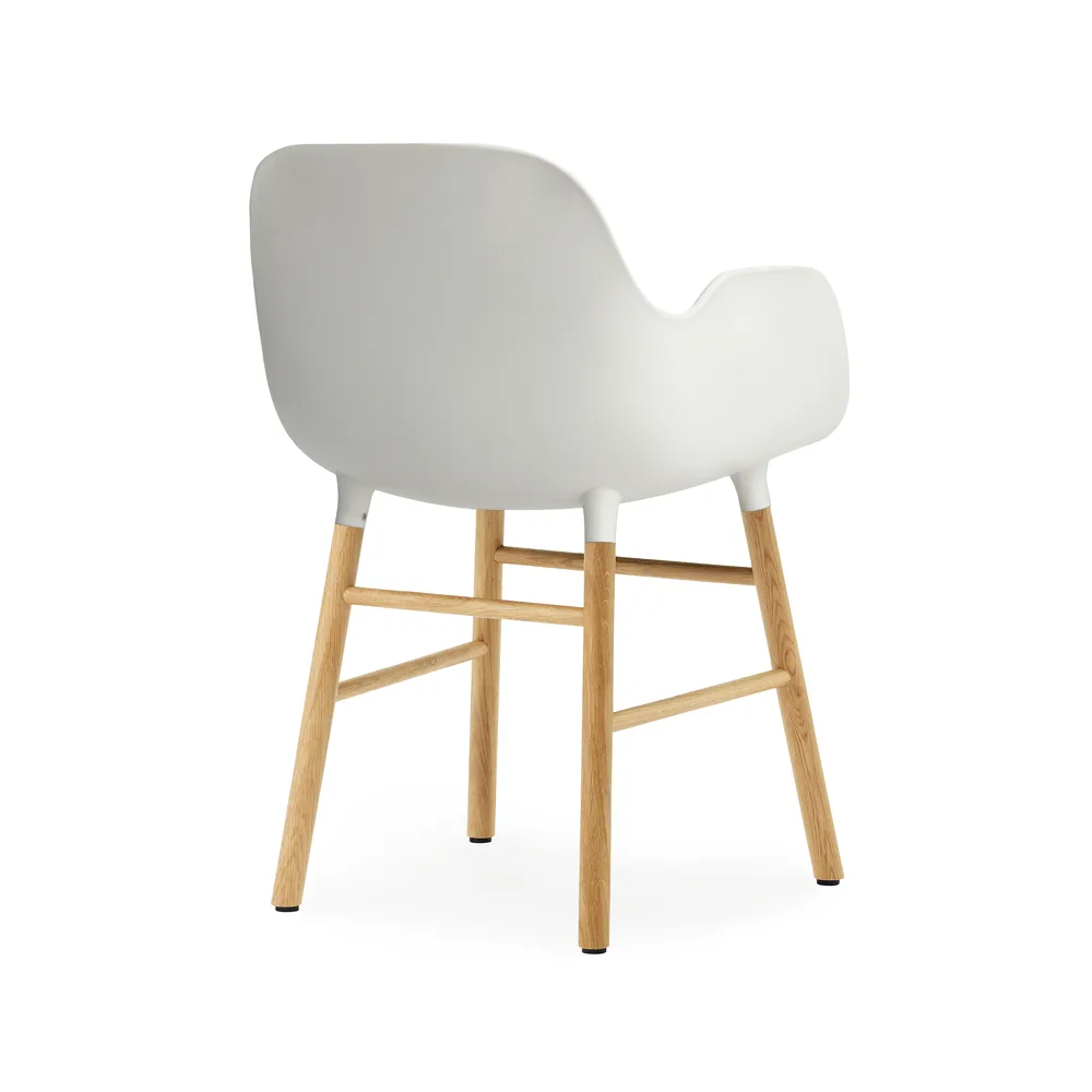 Sedia con braccioli Form, bianco, gambe in rovere Normann Copenhagen