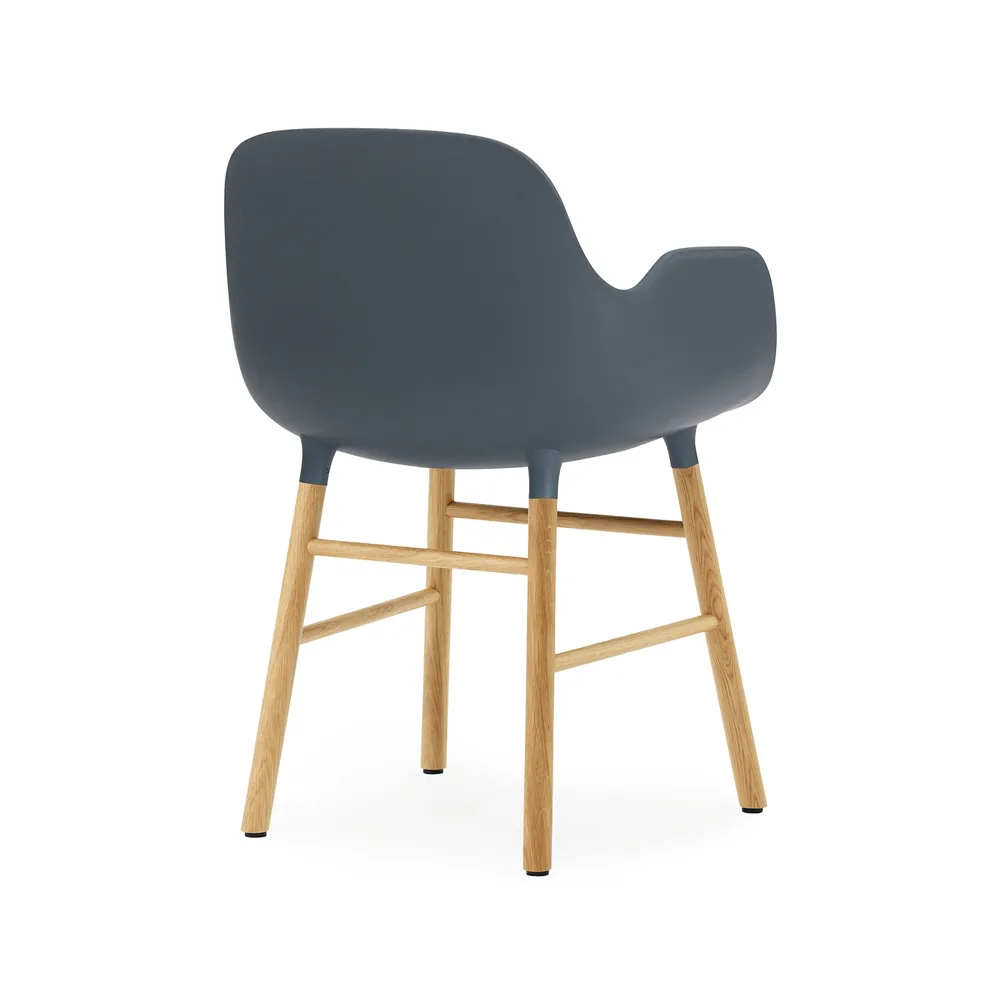 Sedia con braccioli Form, blu, gambe in rovere Normann Copenhagen