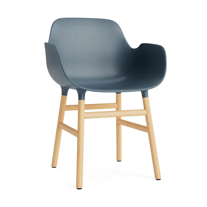 Sedia con braccioli Form - blu, gambe in rovere - Normann Copenhagen
