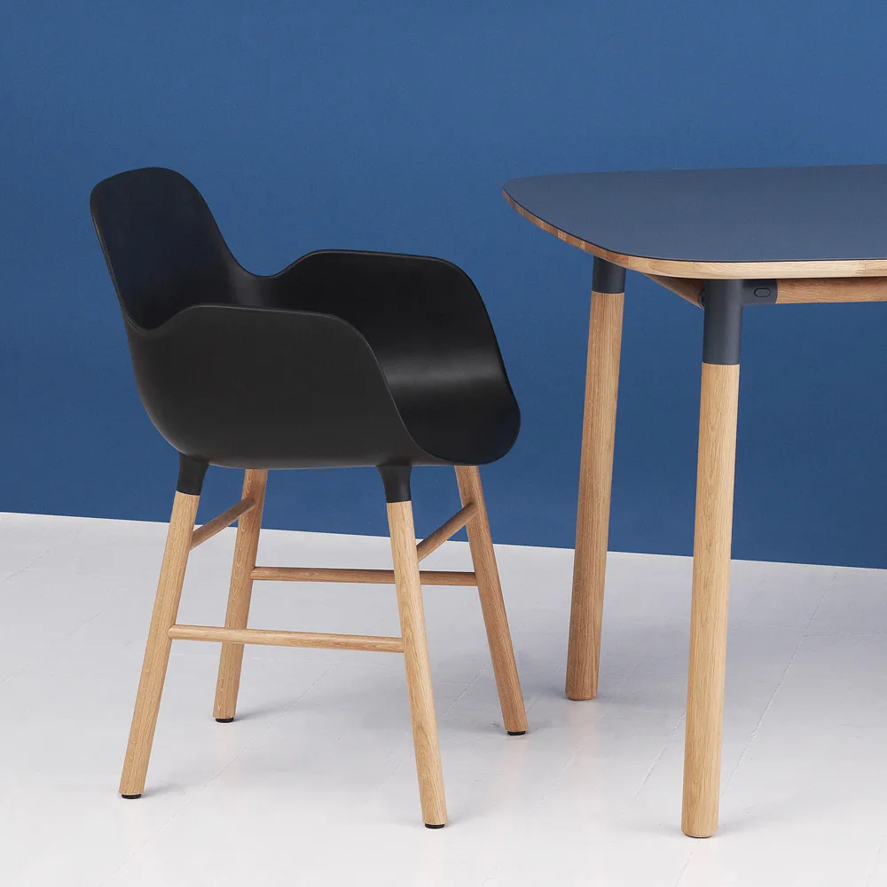 Sedia con braccioli Form, blu, gambe in rovere Normann Copenhagen