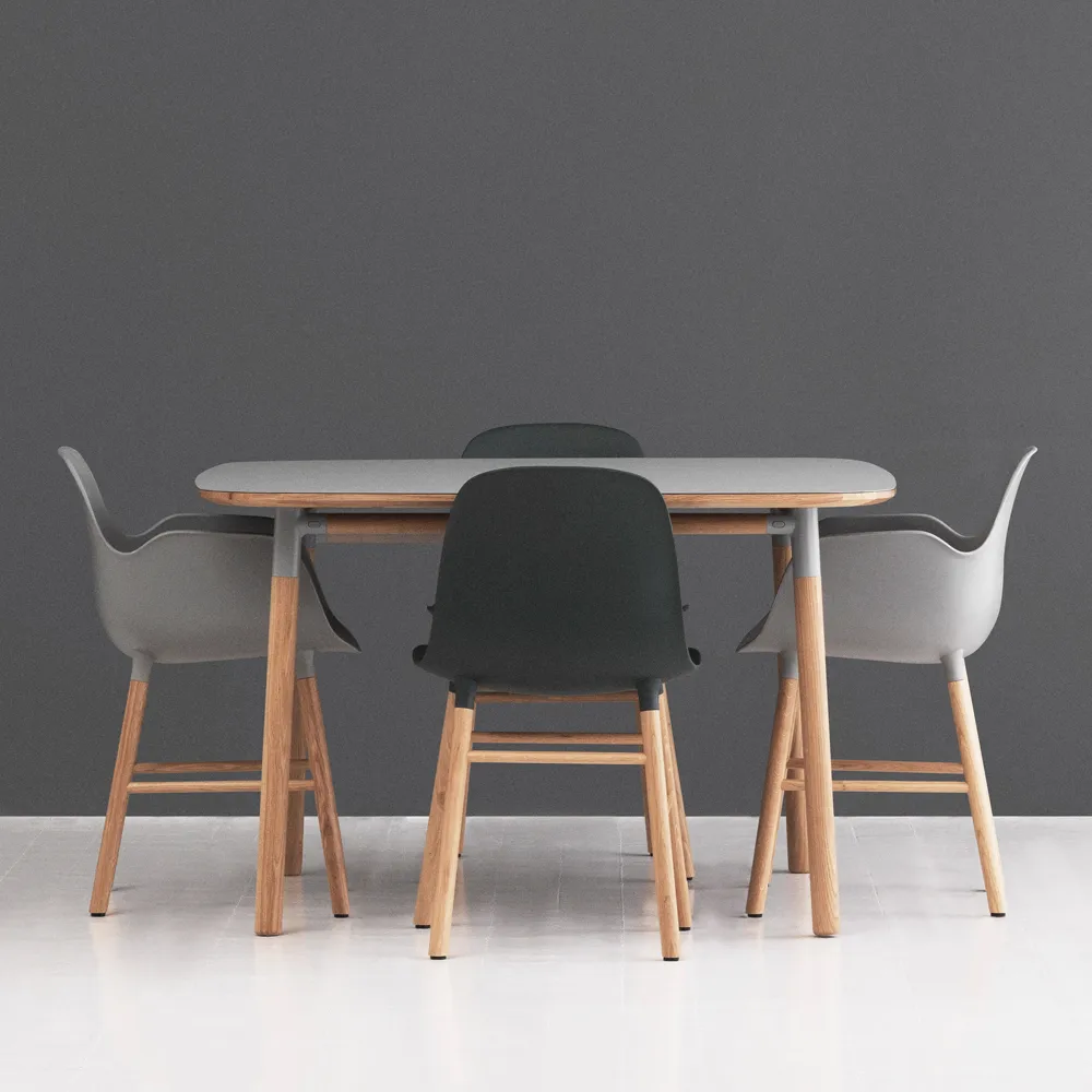 Sedia con braccioli Form, blu, gambe in rovere Normann Copenhagen