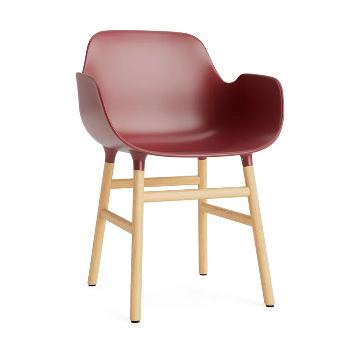Sedia con braccioli Form - rosso, gambe in rovere - Normann Copenhagen