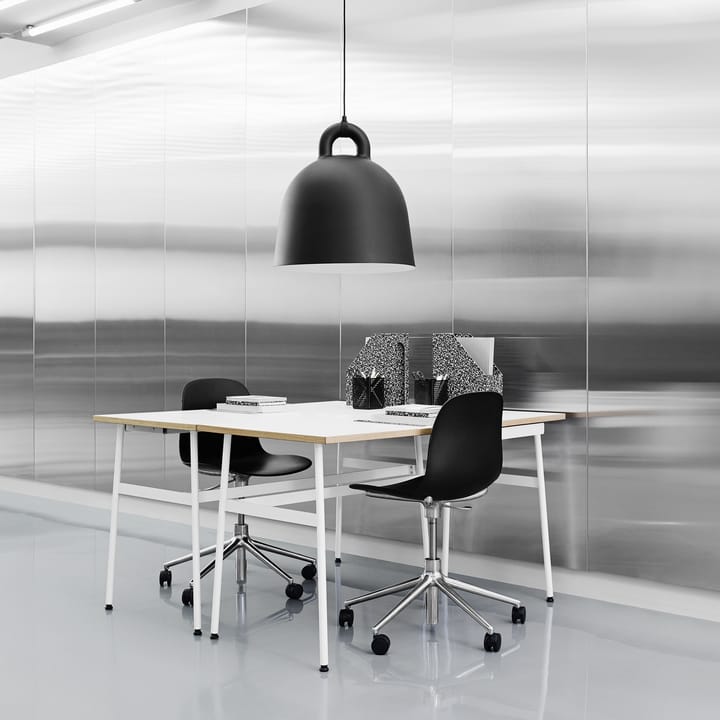 Sedia da ufficio girevole Form 5W, blu, alluminio nero, ruote Normann Copenhagen
