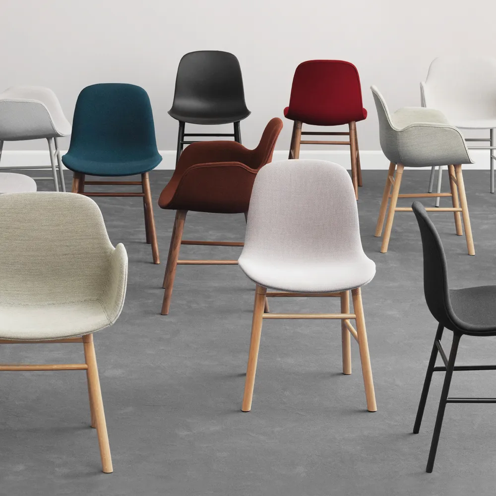 Sedia Form, rosso, gambe in rovere Normann Copenhagen