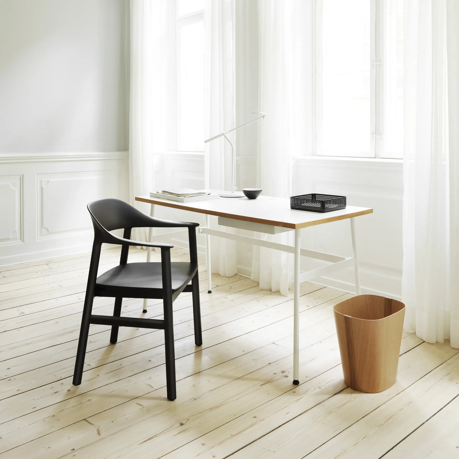 Sedia Herit con braccioli in rovere nero, Nero Normann Copenhagen