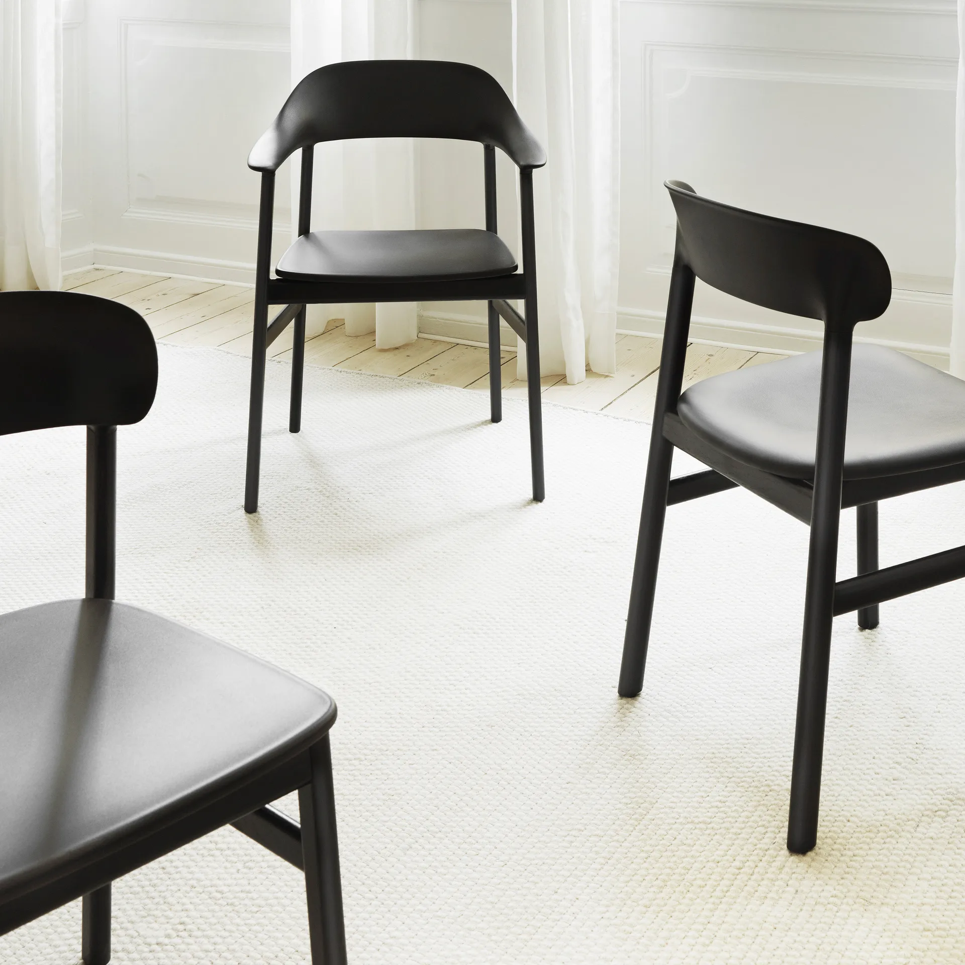 Sedia Herit con braccioli in rovere nero, Nero Normann Copenhagen