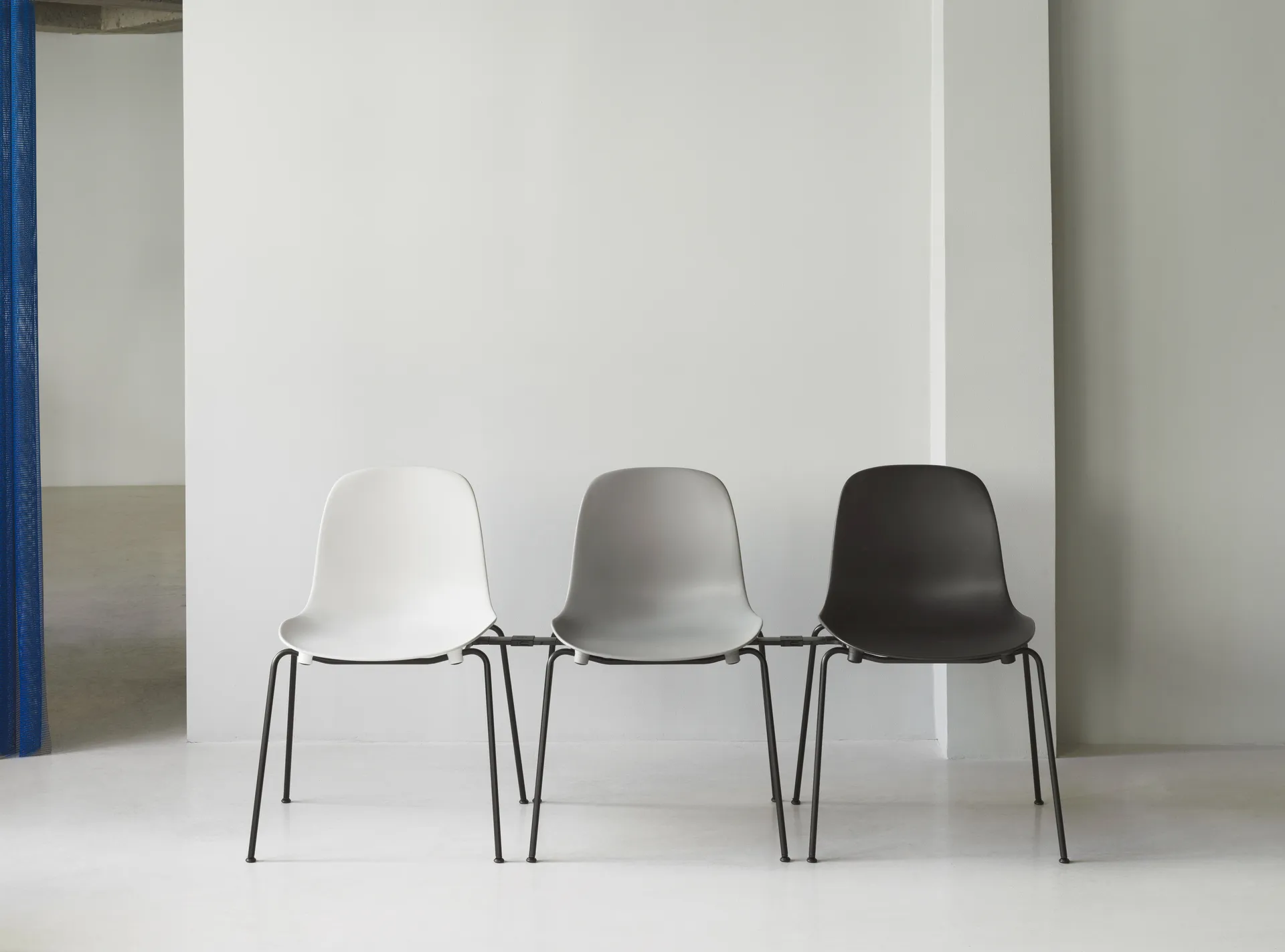 Sedia impilabile Form Chair con gambe nere in confezione da 2, Bianco Normann Copenhagen