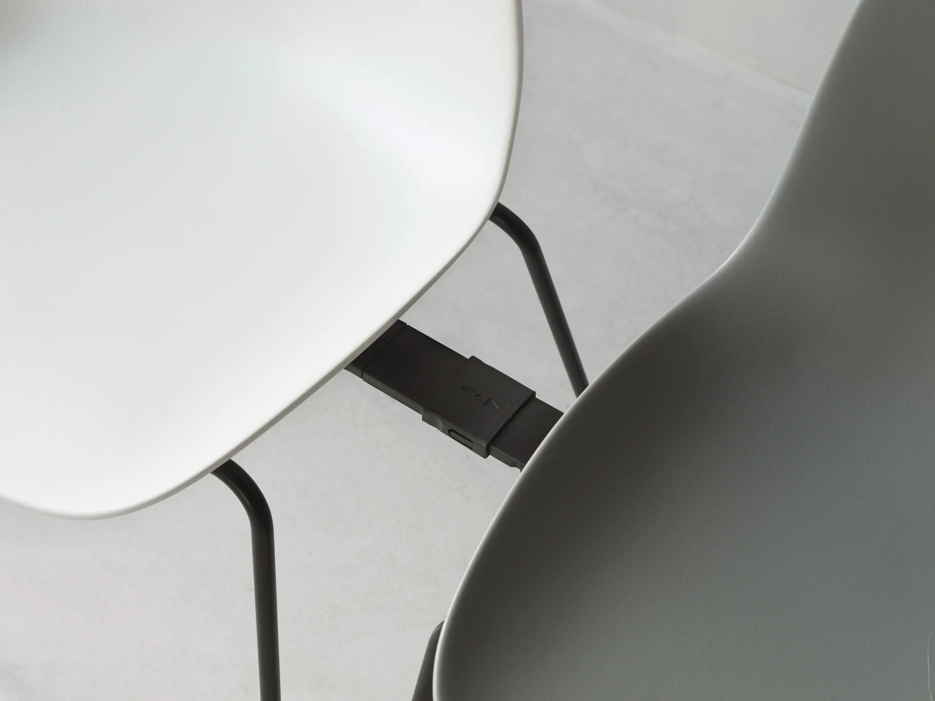 Sedia impilabile Form Chair con gambe nere in confezione da 2, Grigio Normann Copenhagen