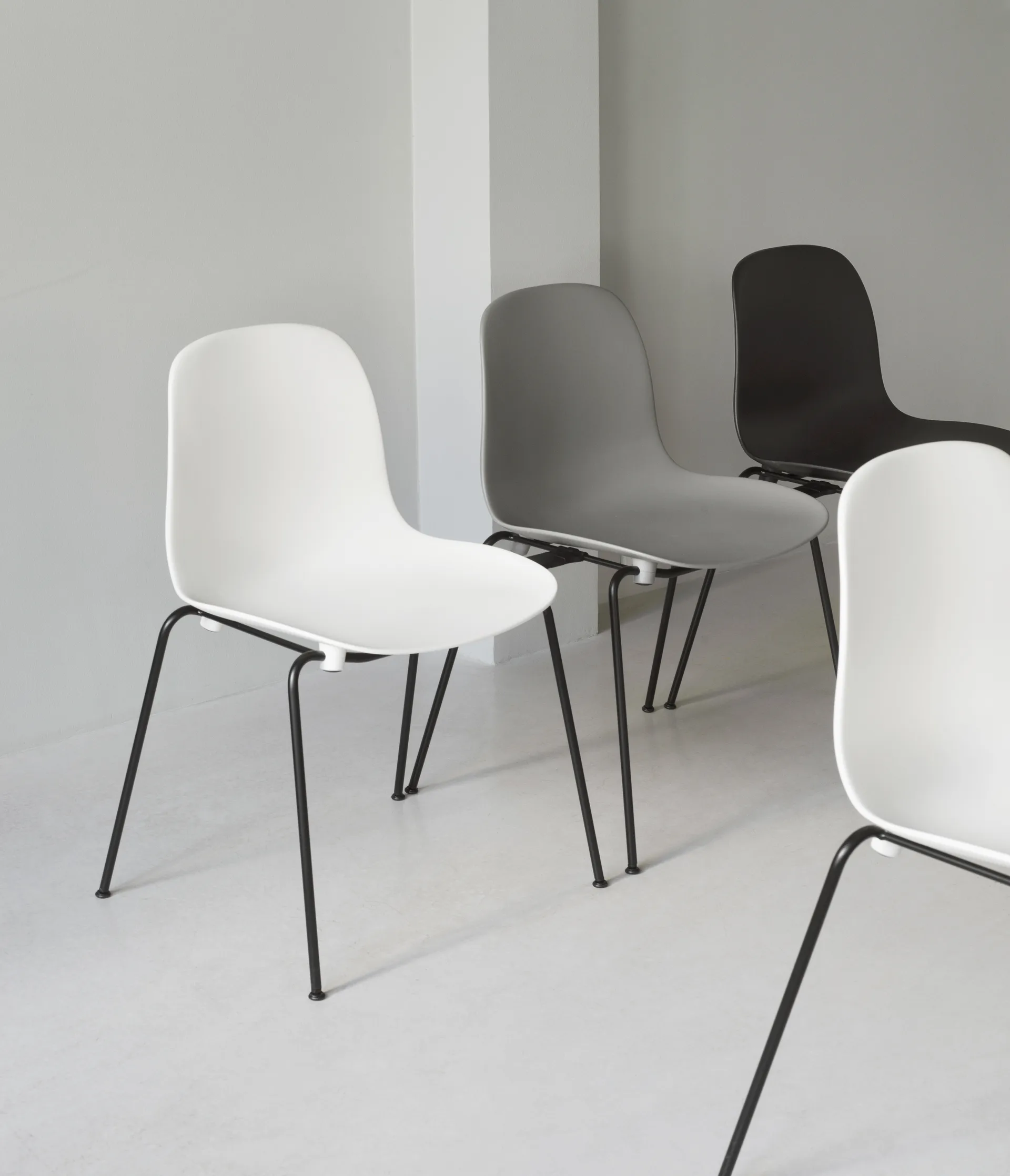 Sedia impilabile Form Chair con gambe nere in confezione da 2, Grigio Normann Copenhagen