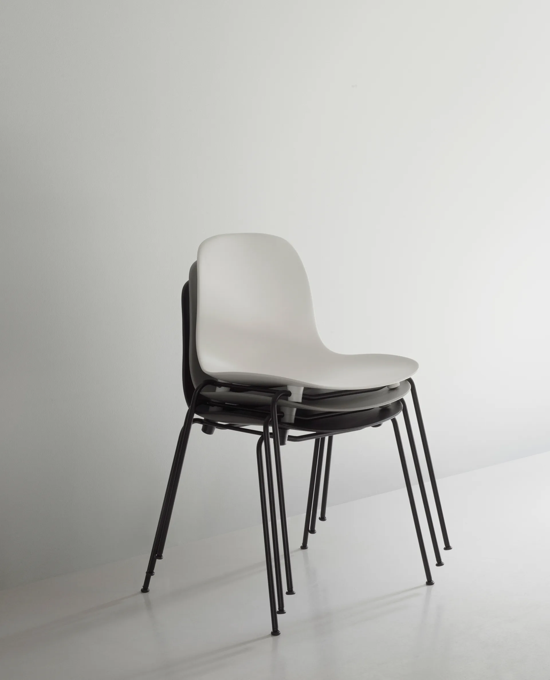 Sedia impilabile Form Chair con gambe nere in confezione da 2, Nero,  Normann Copenhagen