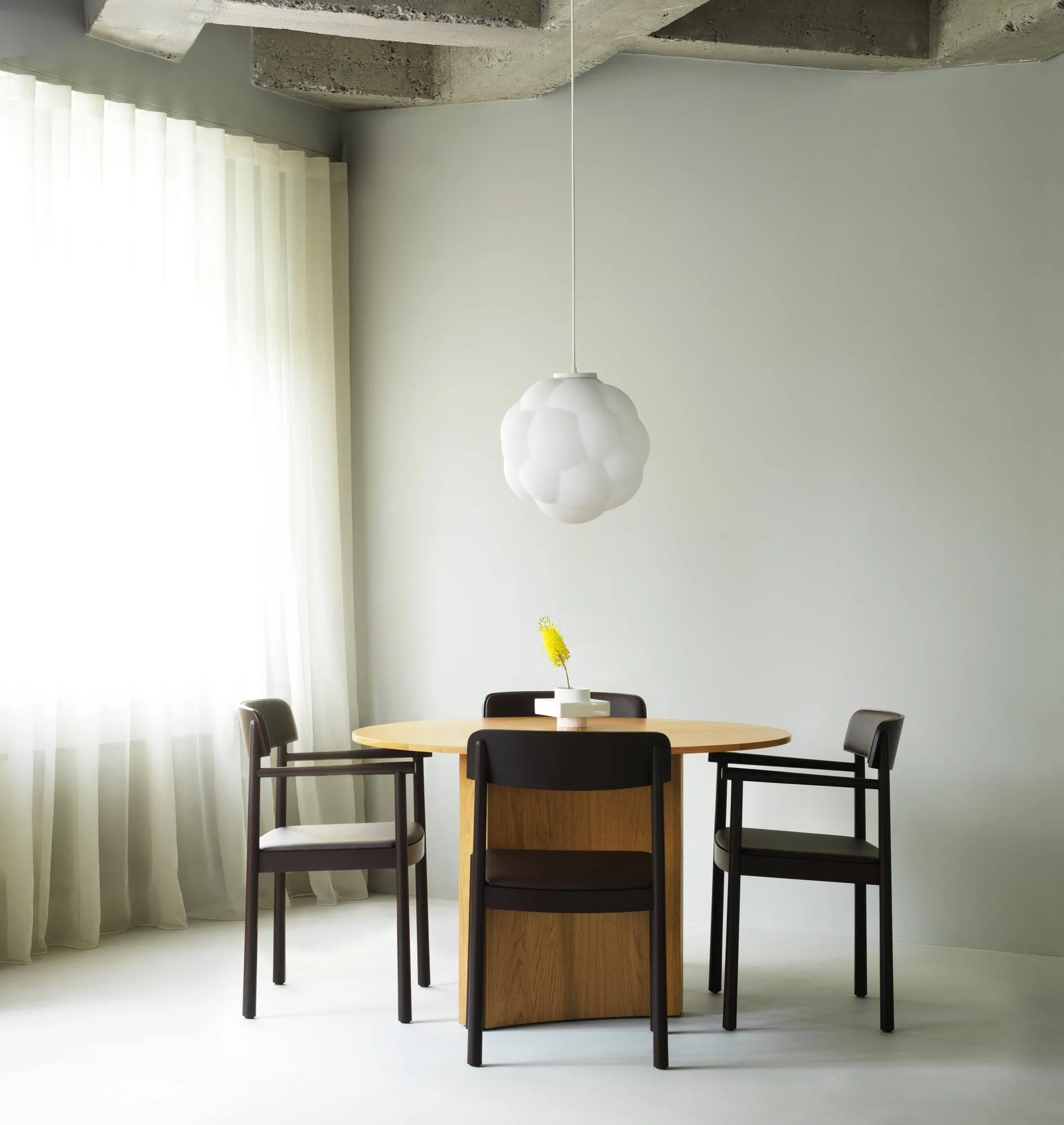 Sedia Timb, Frassino marrone – pelle ultra color cioccolato Normann Copenhagen