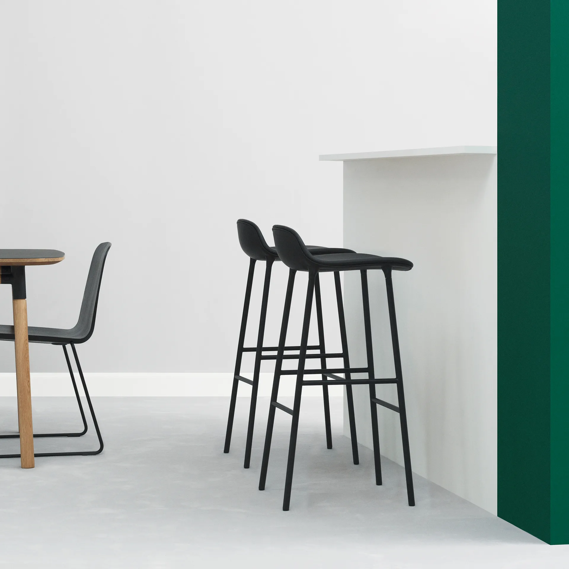 Sgabello con gambe in metallo Form 75 cm, Nero Normann Copenhagen