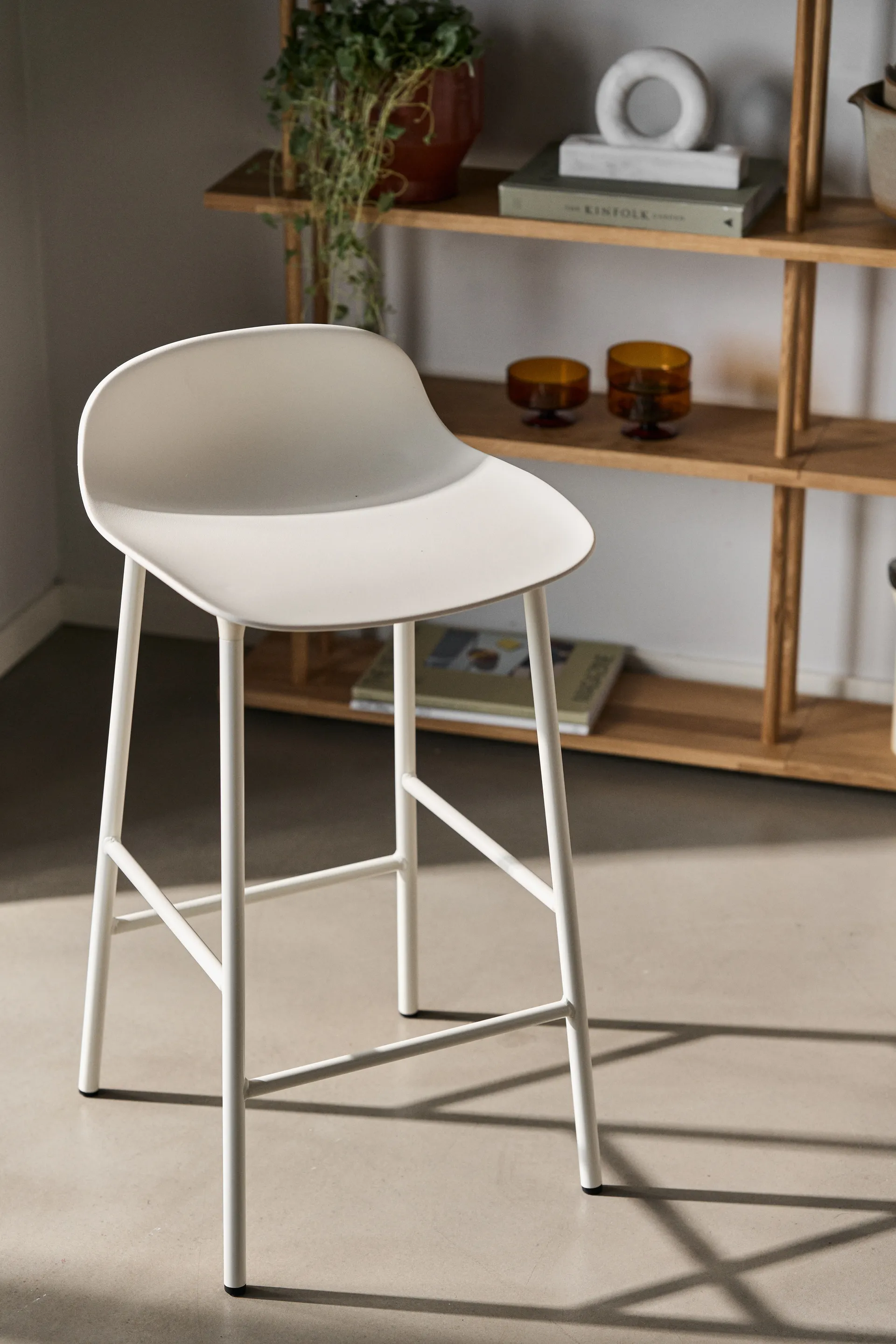 Sgabello con gambe in metallo Form, Bianco Normann Copenhagen