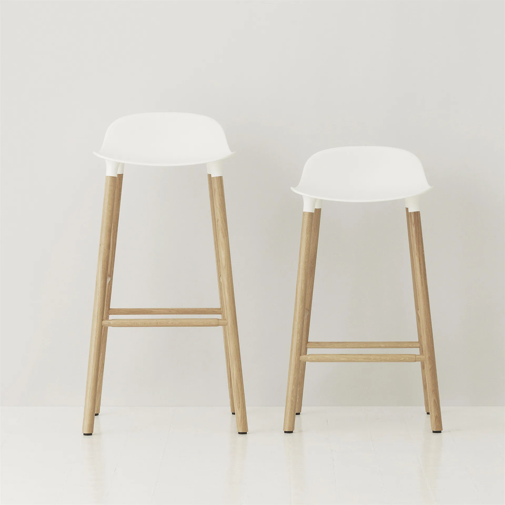 Sgabello con gambe in noce Form, Bianco Normann Copenhagen