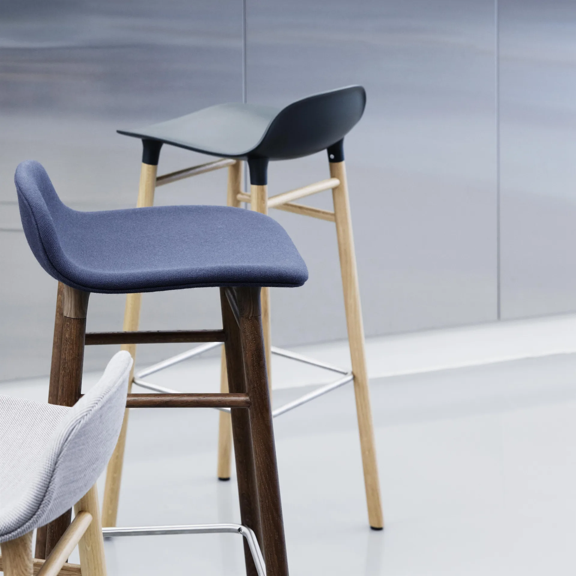 Sgabello con gambe in noce Form, Nero Normann Copenhagen