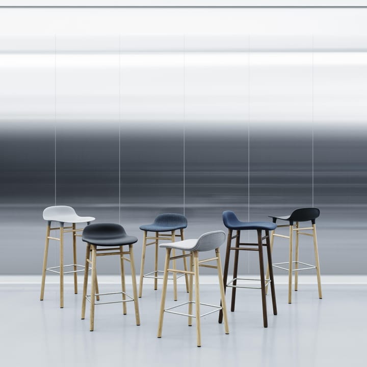 Sgabello con gambe in noce Form , Nero Normann Copenhagen