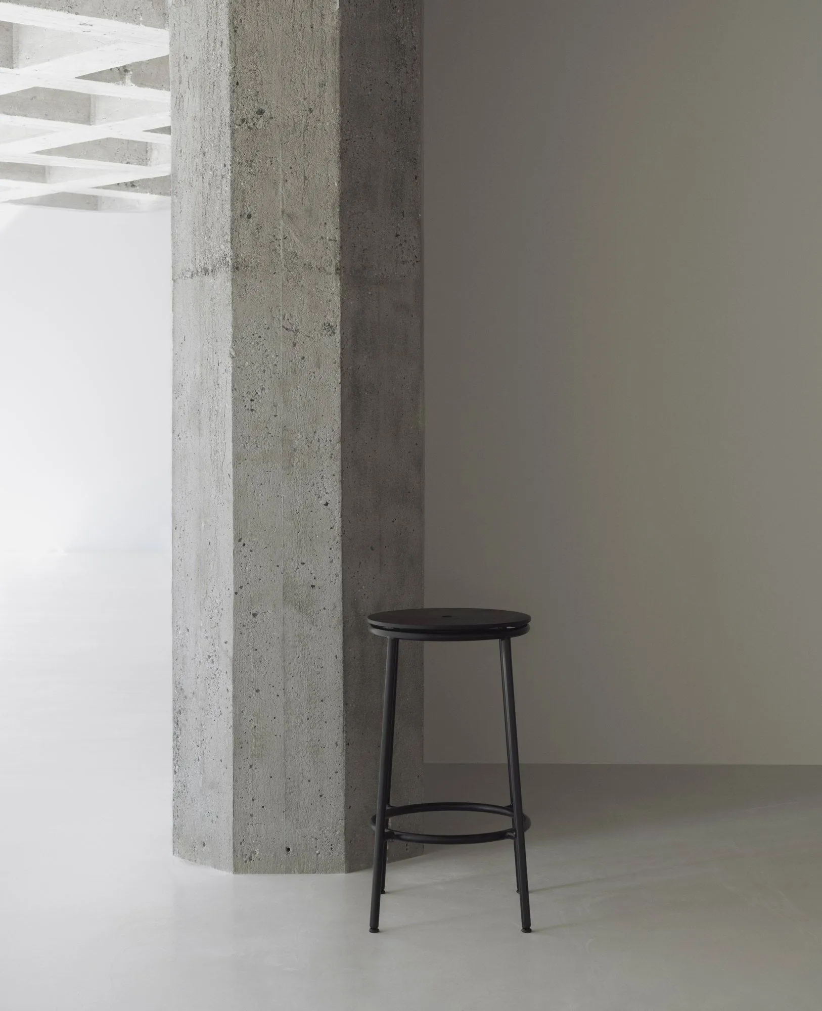 Sgabello da bar Circa, 65 cm, Alluminio nero Normann Copenhagen