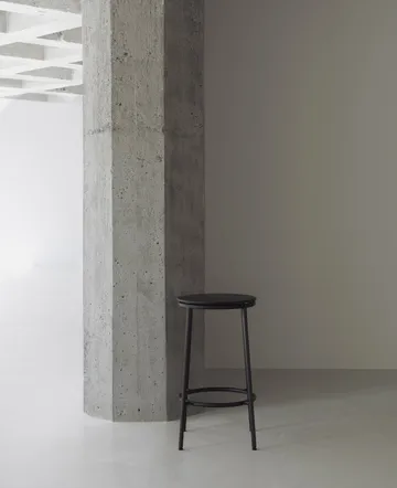 Sgabello da bar Circa, 65 cm - Alluminio nero - Normann Copenhagen