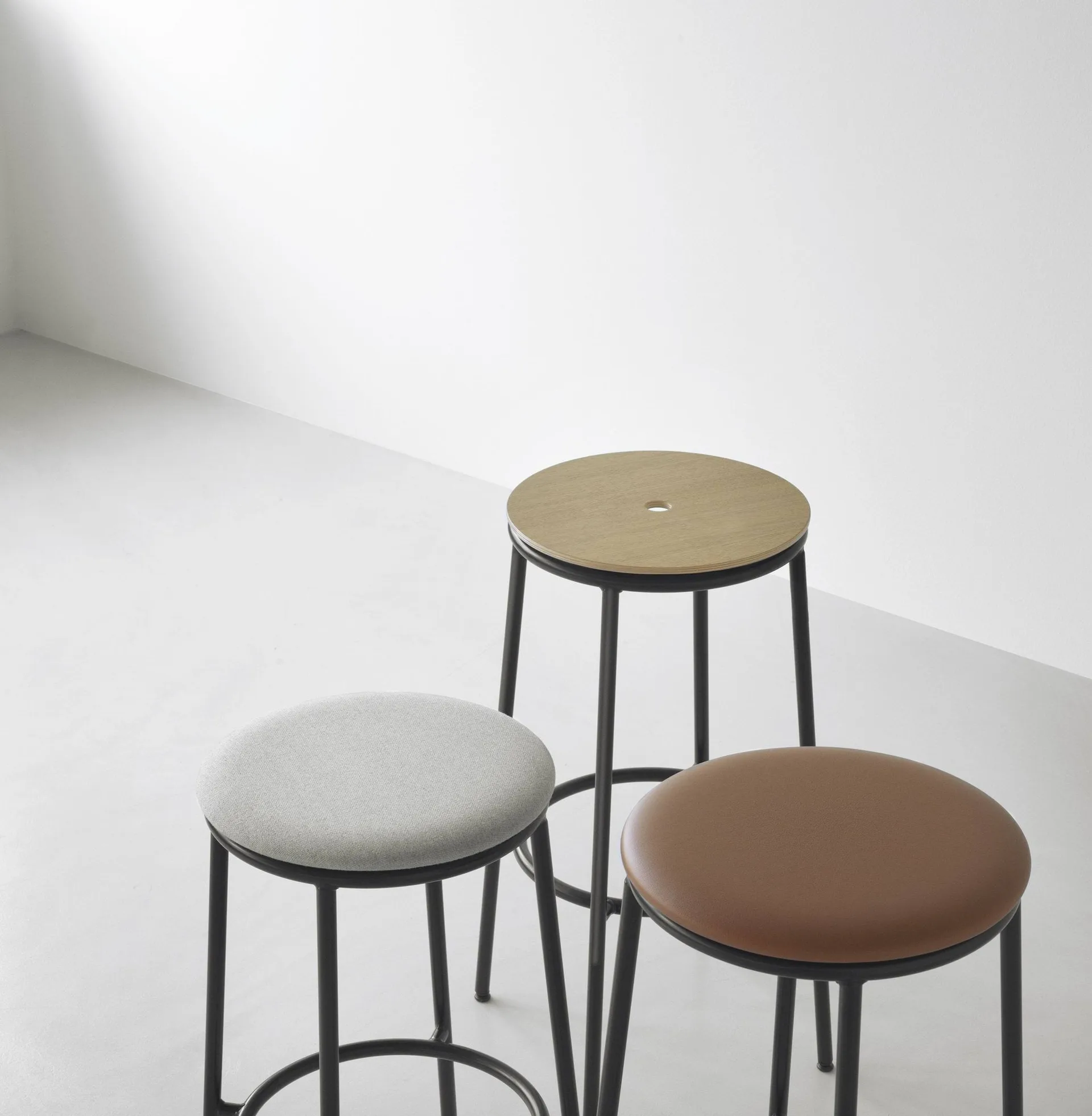 Sgabello da bar Circa, 65 cm, Alluminio nero Normann Copenhagen