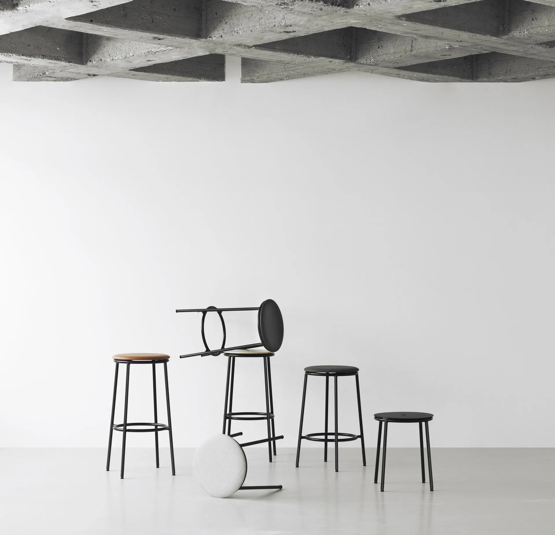 Sgabello da bar Circa, 65 cm, Alluminio nero Normann Copenhagen