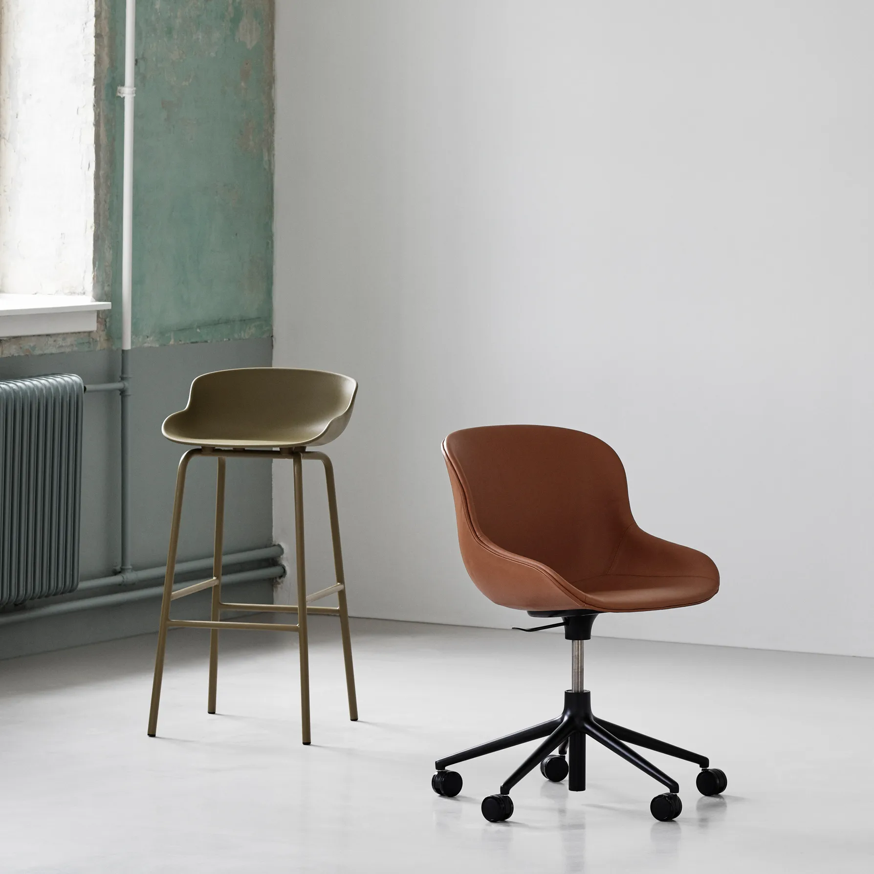 Sgabello da bar con gambe in metallo Hyg 65 cm, Verde oliva Normann Copenhagen