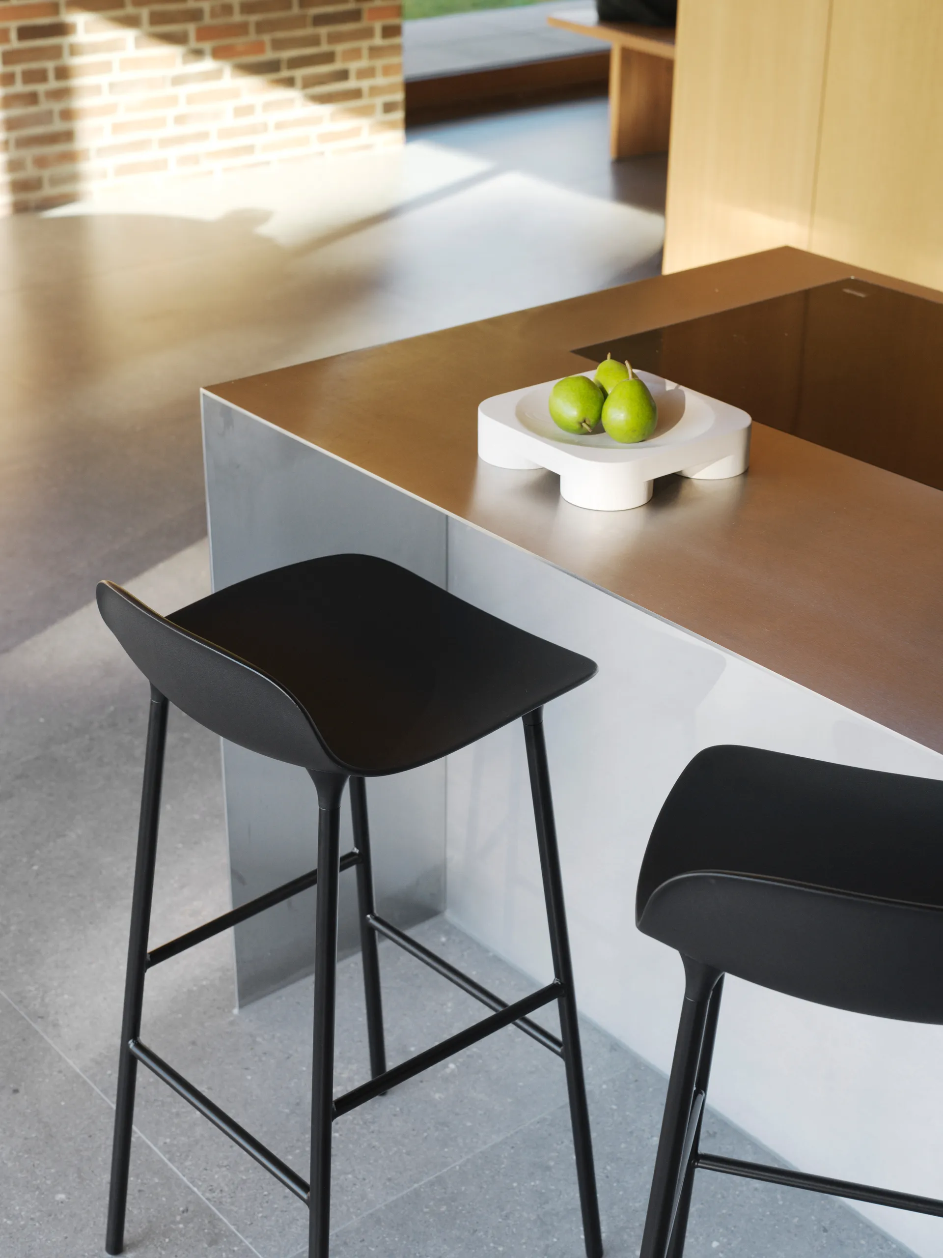 Sgabello Form Chair gambe in metallo, Nero, confezione da 2 Normann Copenhagen