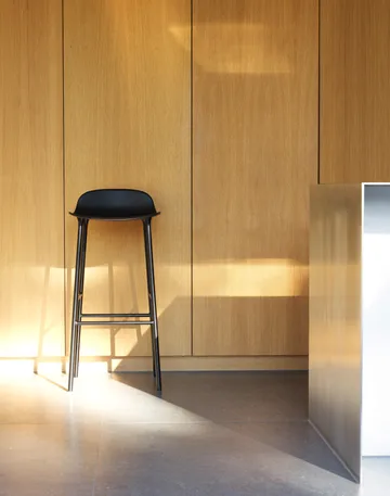 Sgabello Form Chair gambe in metallo, Nero, confezione da 2 - Normann Copenhagen