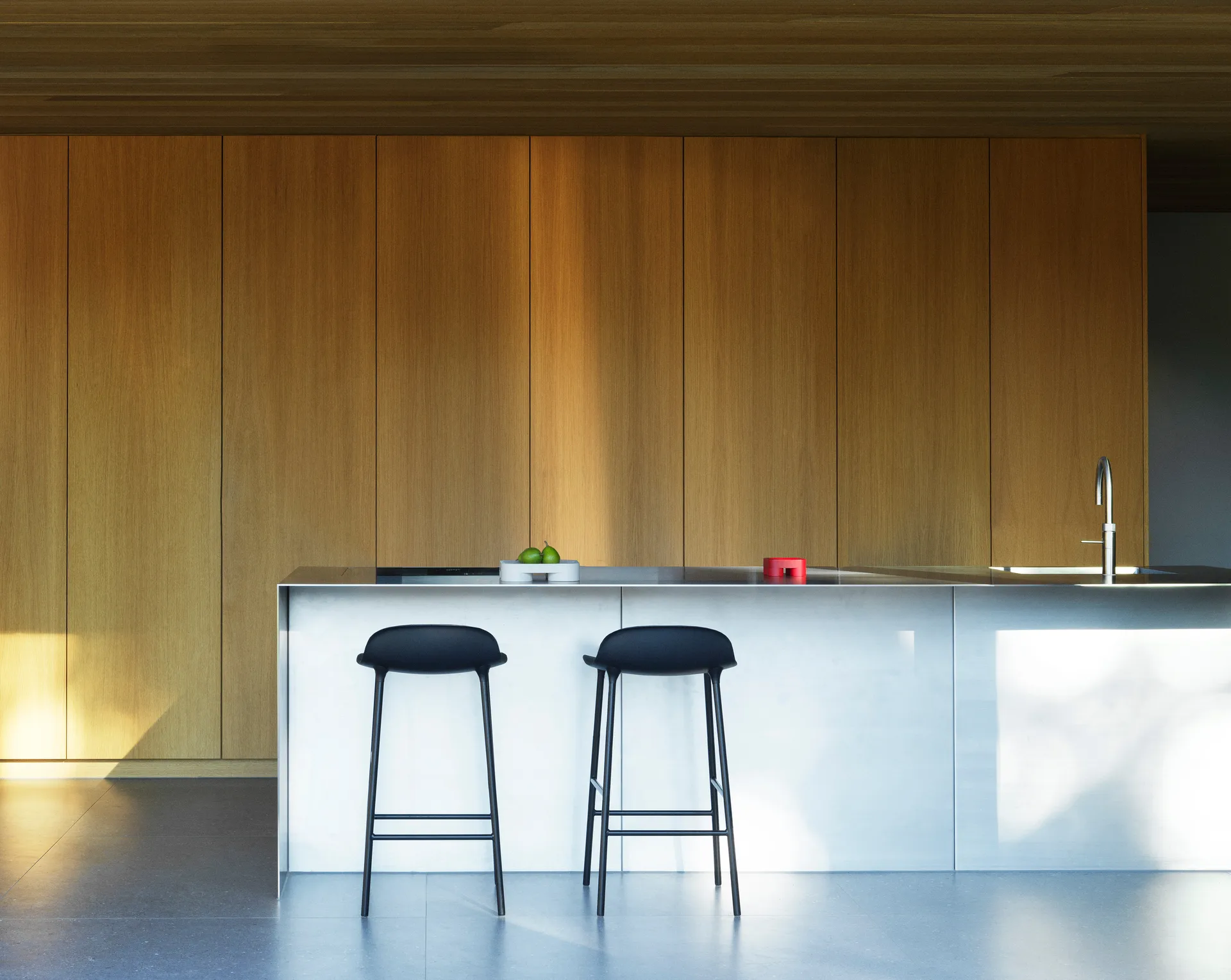 Sgabello Form Chair gambe in metallo, Nero, confezione da 2 Normann Copenhagen