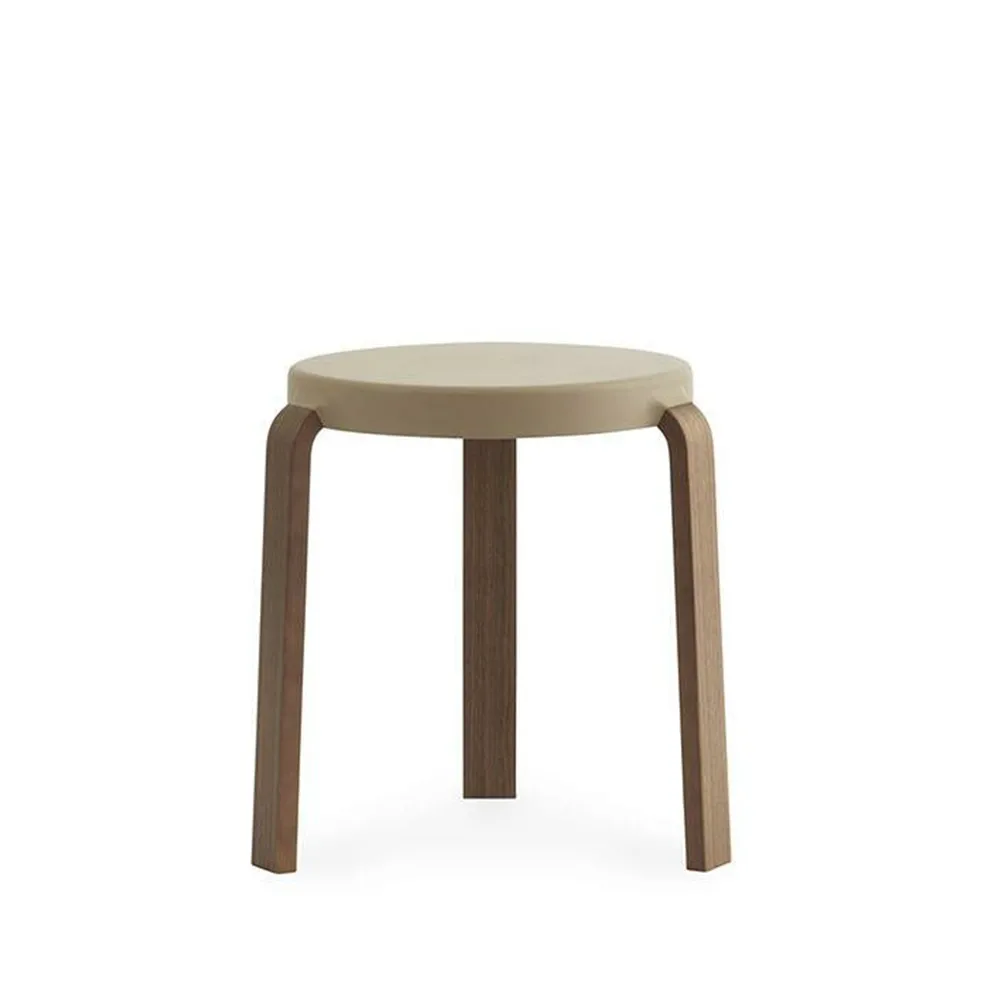 Sgabello Tap, sabbia, gambe in noce Normann Copenhagen