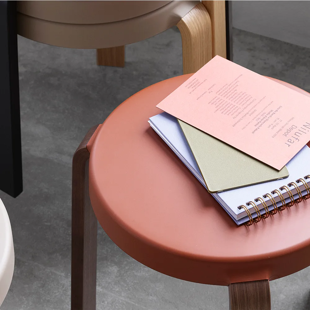 Sgabello Tap, sabbia, gambe in noce Normann Copenhagen