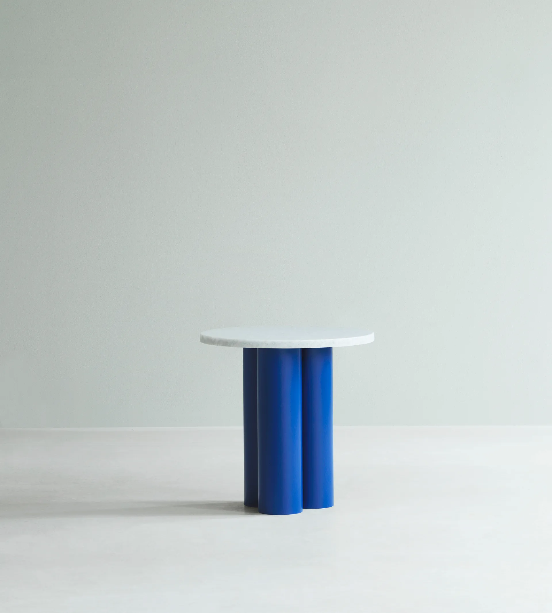 Tavolino Dit Ø40 cm, Bianco Carrara-azzurro brillante Normann Copenhagen