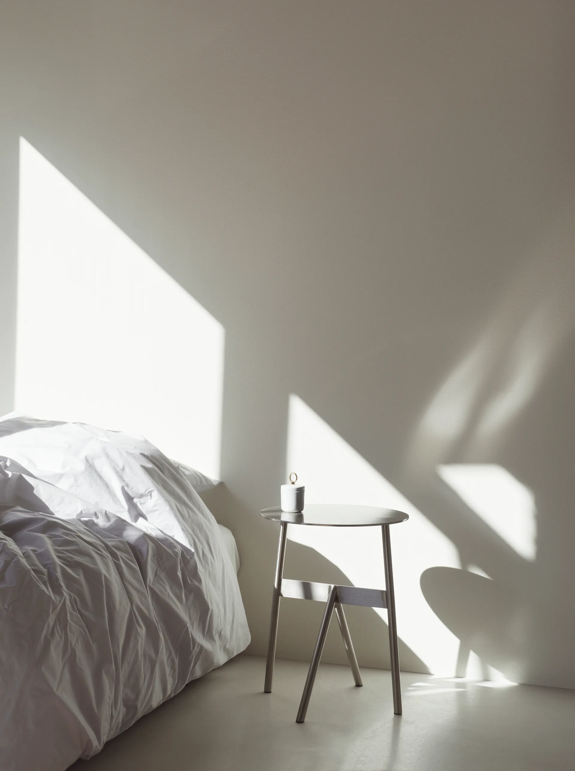 Tavolino Stock Table Ø37 cm H:46 cm, Warm Grey Normann Copenhagen