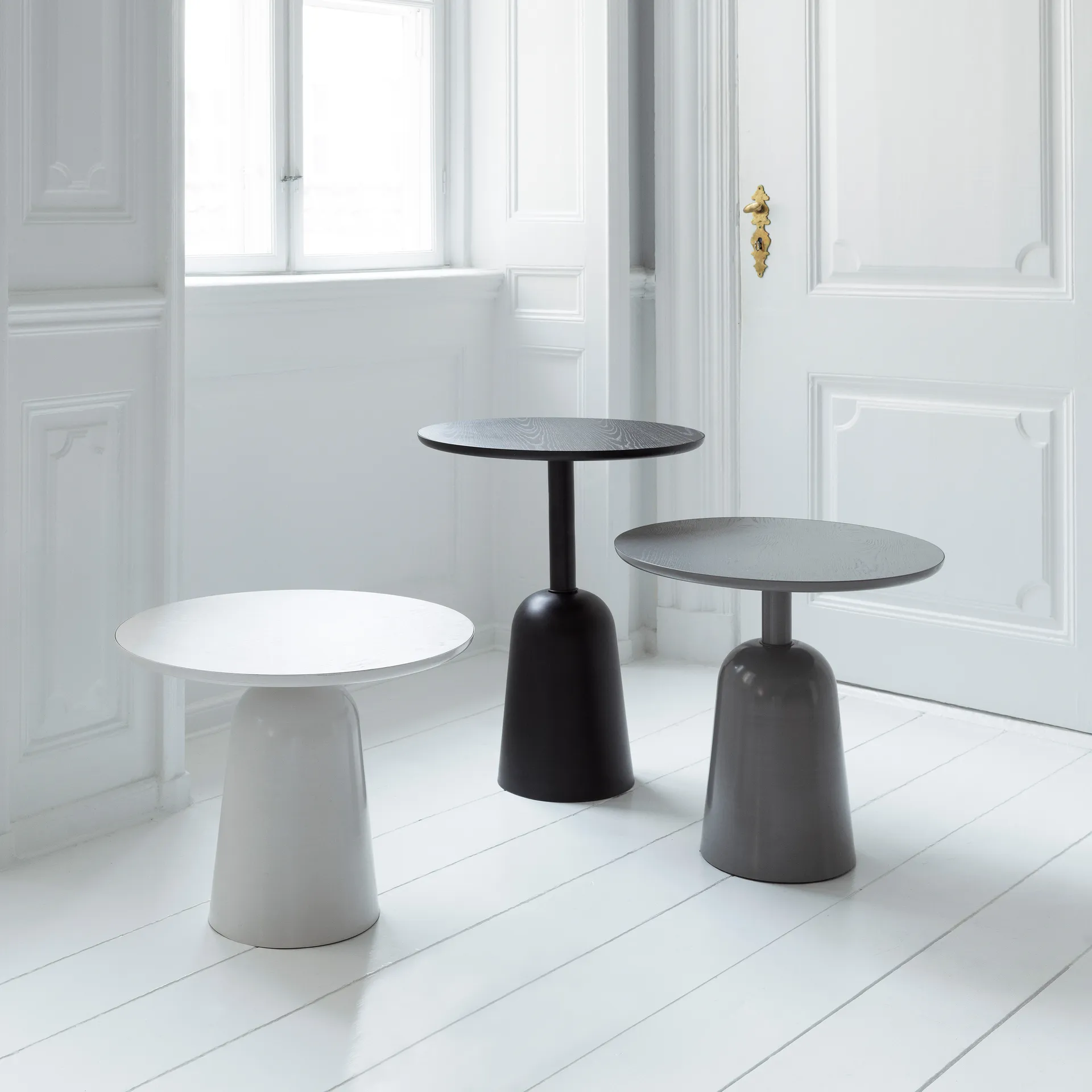 Tavolo regolabile Turn Ø 55 cm, Grigio intenso Normann Copenhagen