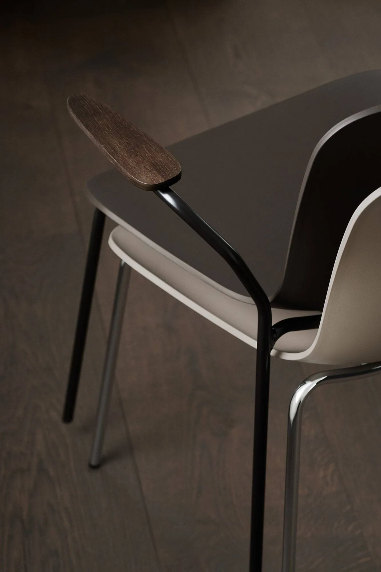 Sedia Langue con braccioli, Warm grey-telaio cromato, braccioli light smoke NORR11