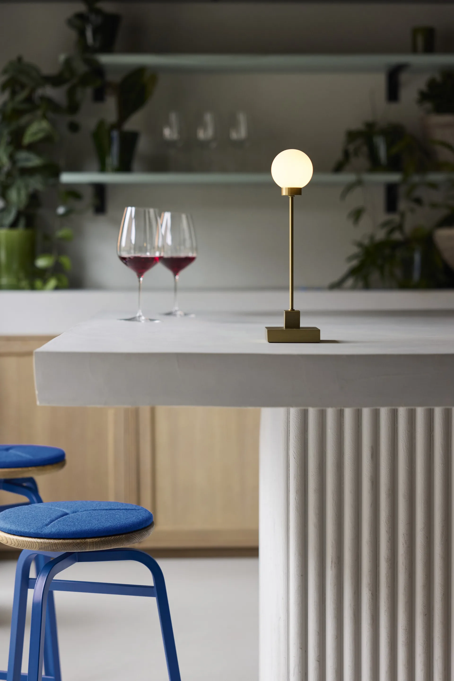 Lampada da tavolo portatile Snowball 33 cm, Ottone Northern