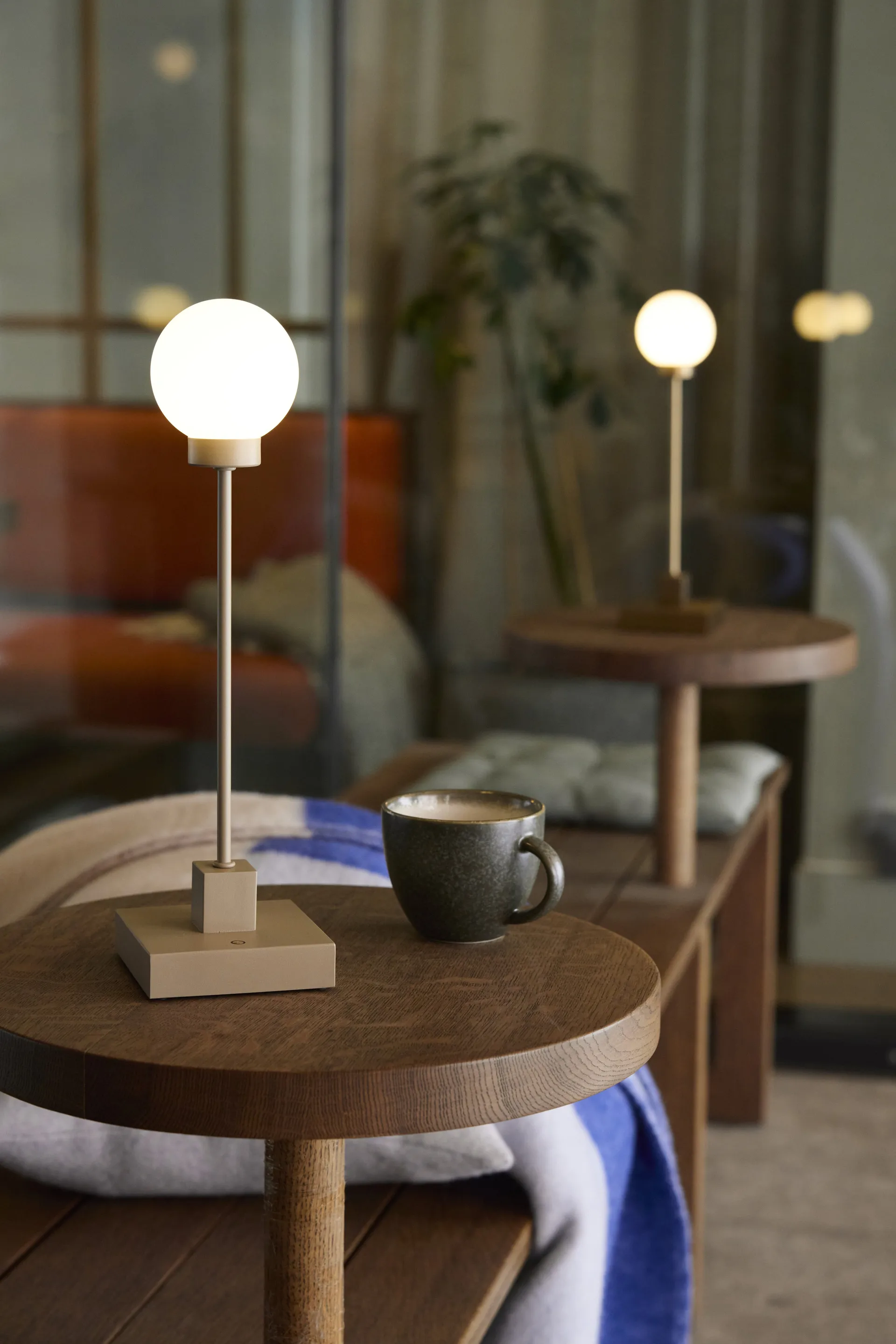 Lampada da tavolo portatile Snowball 33 cm, Ottone Northern