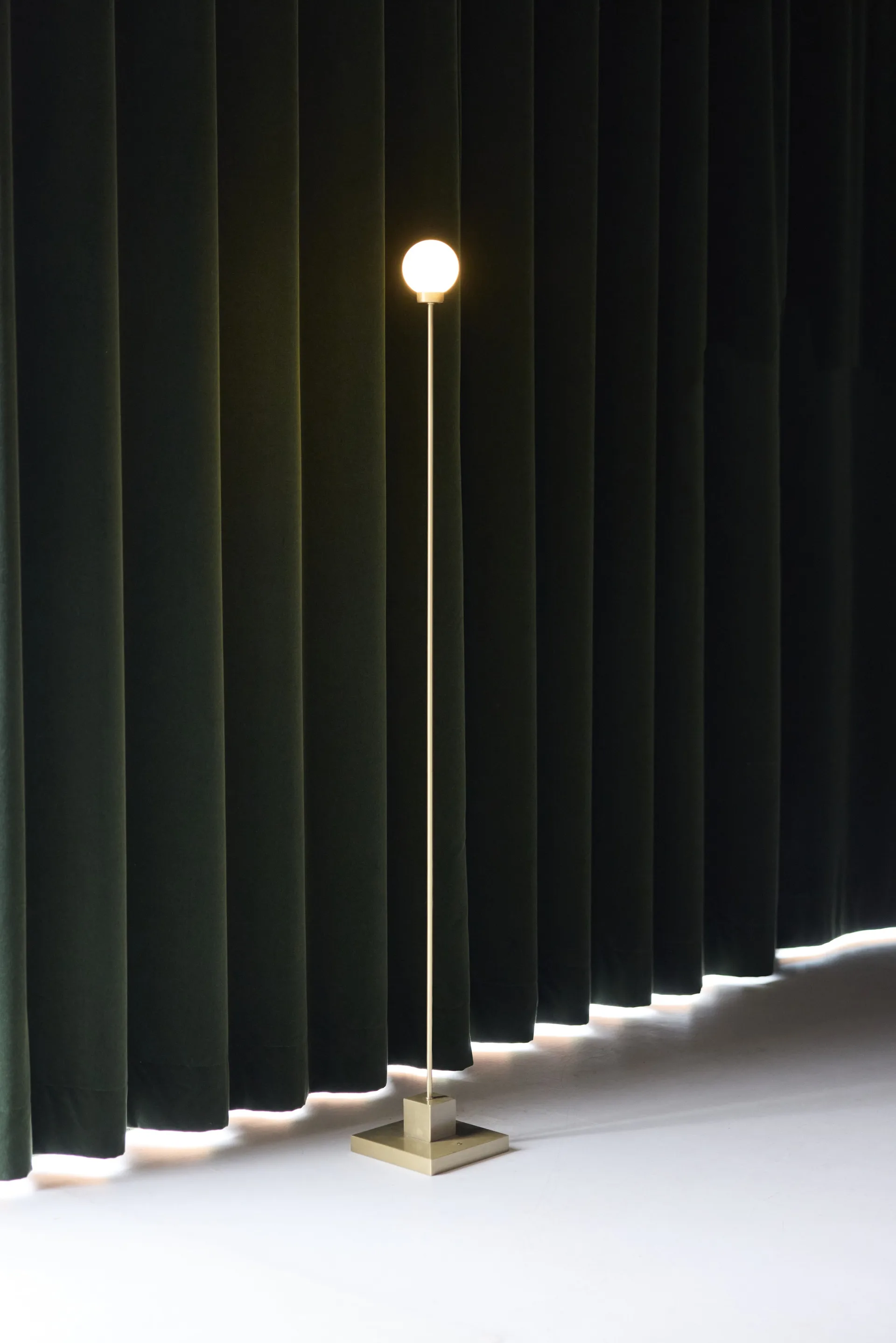 Lampada da terra portatile Snowball 122 cm, Ottone Northern