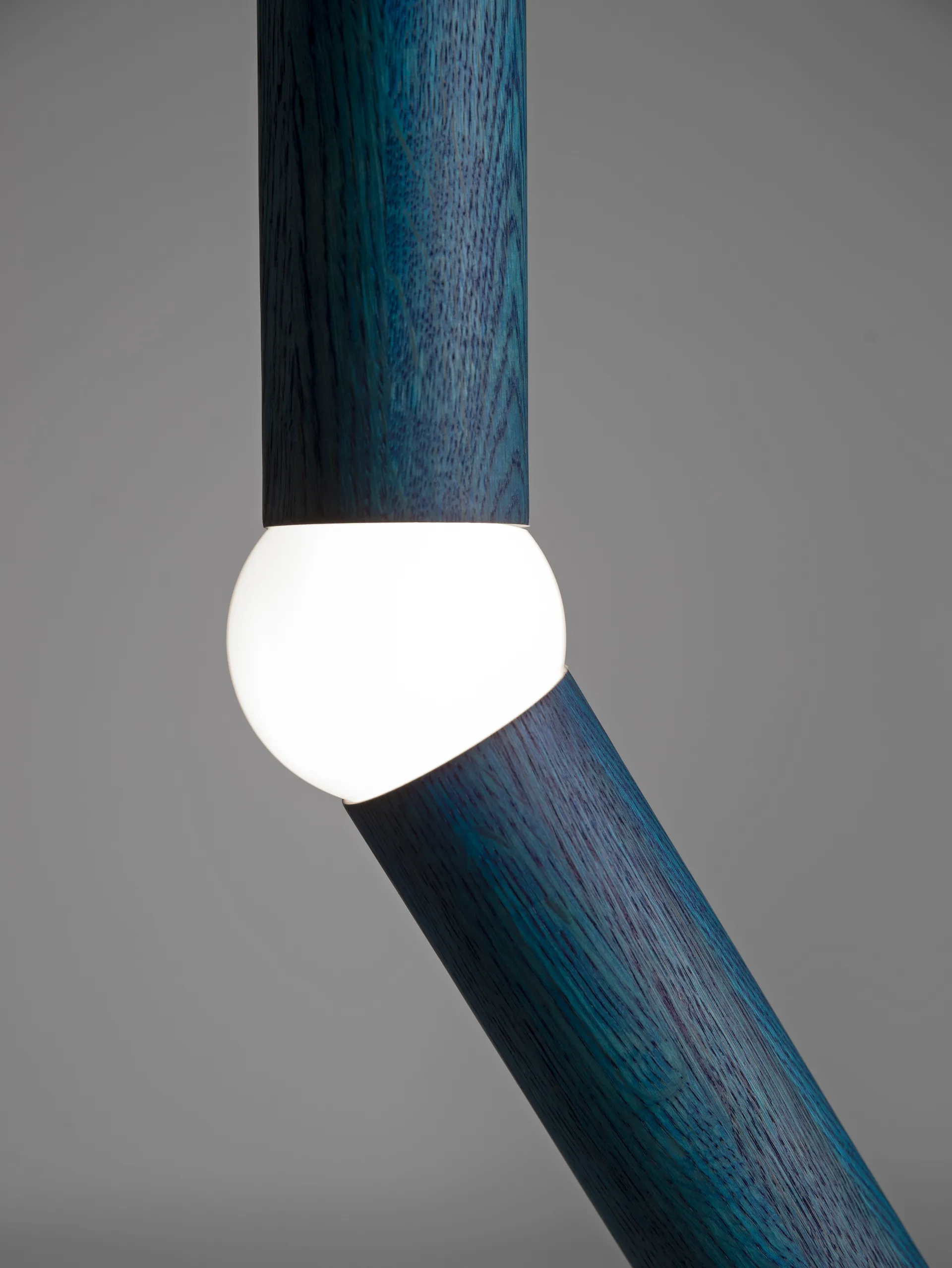 Lampada da pavimento Lightbone 124,3 cm, Rovere blu Oblure